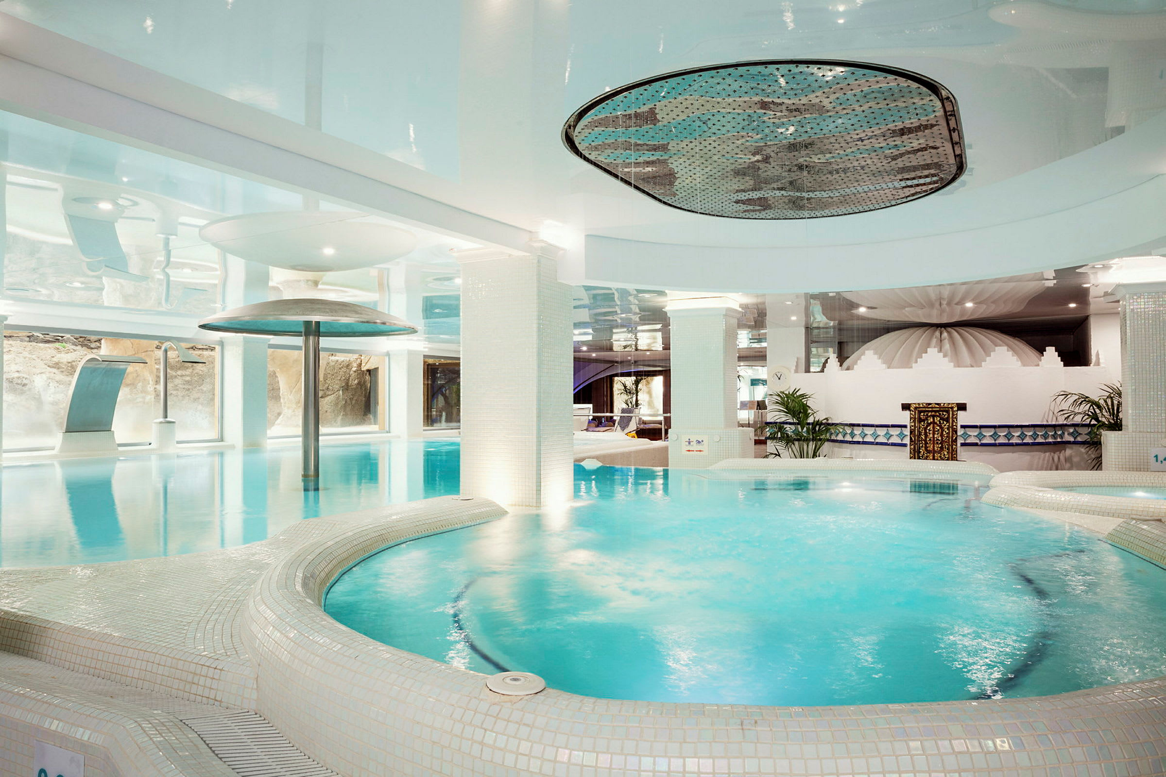 Indendørs swimmingpool med turkis vand og moderne detaljer. (AI-genereret tekst)