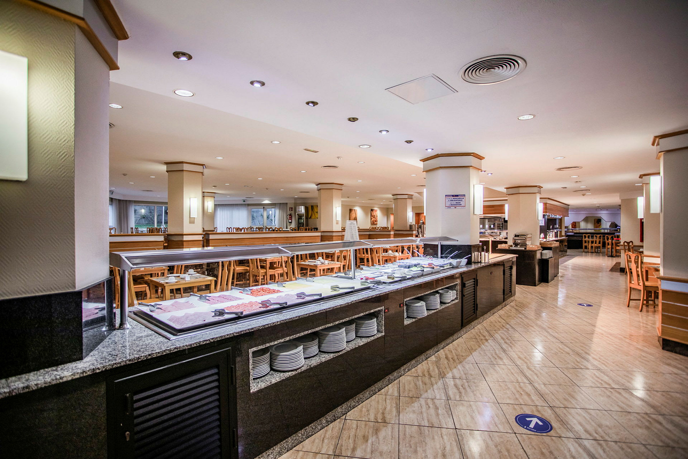 Buffetområde med siddepladser i en restaurant. (AI-genereret tekst)