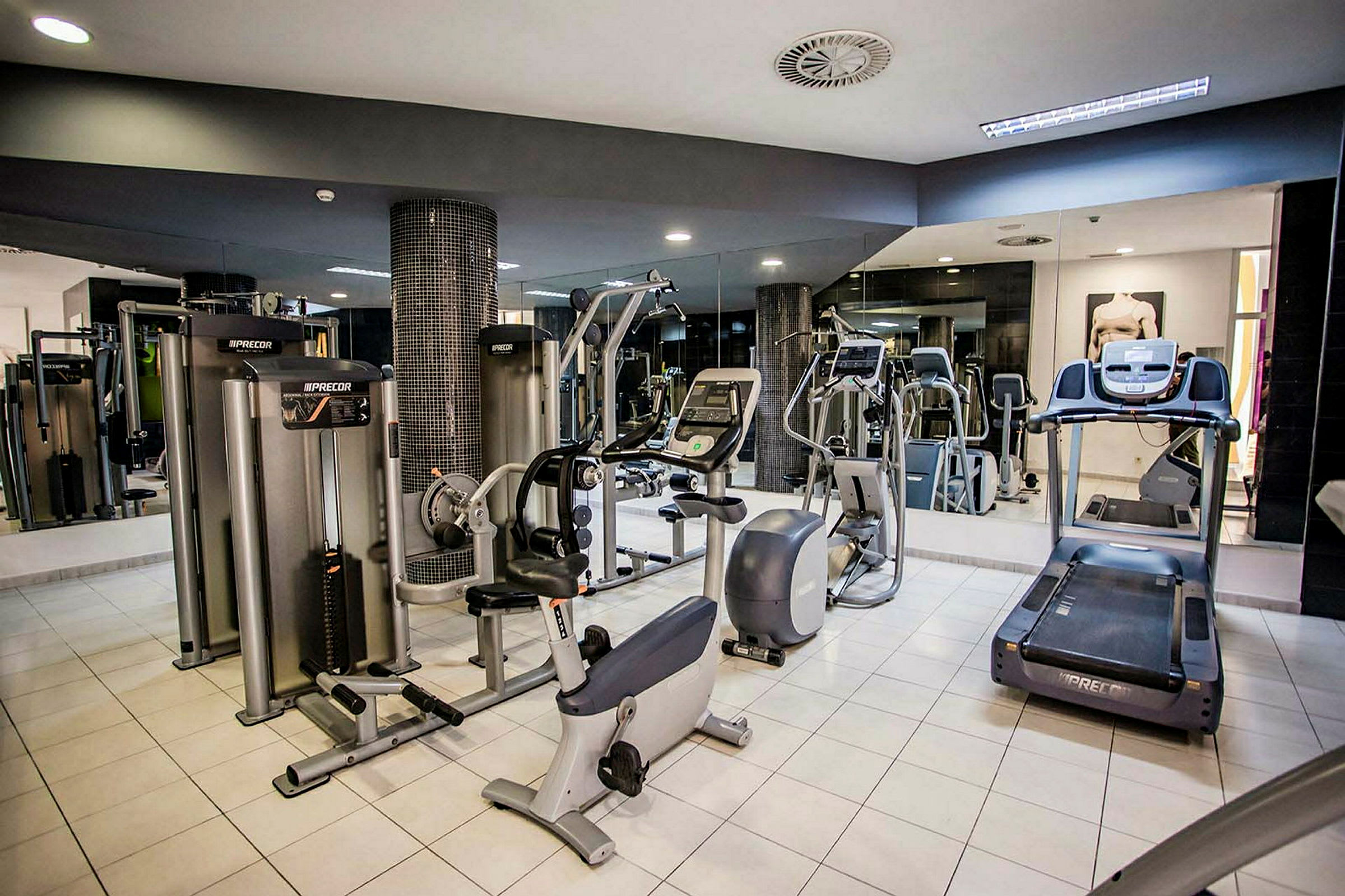 Billede af et moderne fitnesscenter med træningsudstyr. (AI-genereret tekst)