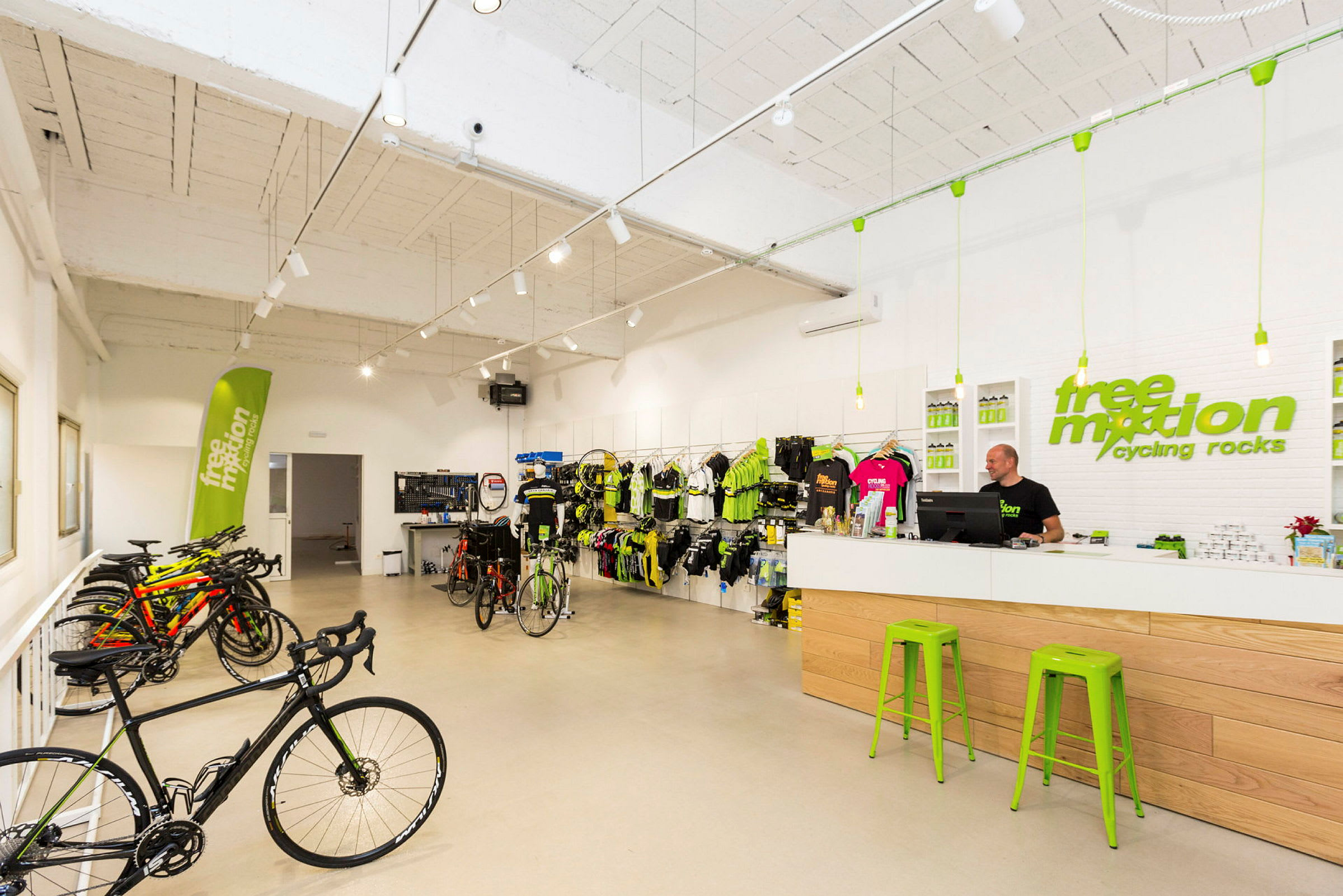 Interiør af en cykelbutik med nye cykler og tøj udstillet. (AI-genereret tekst)