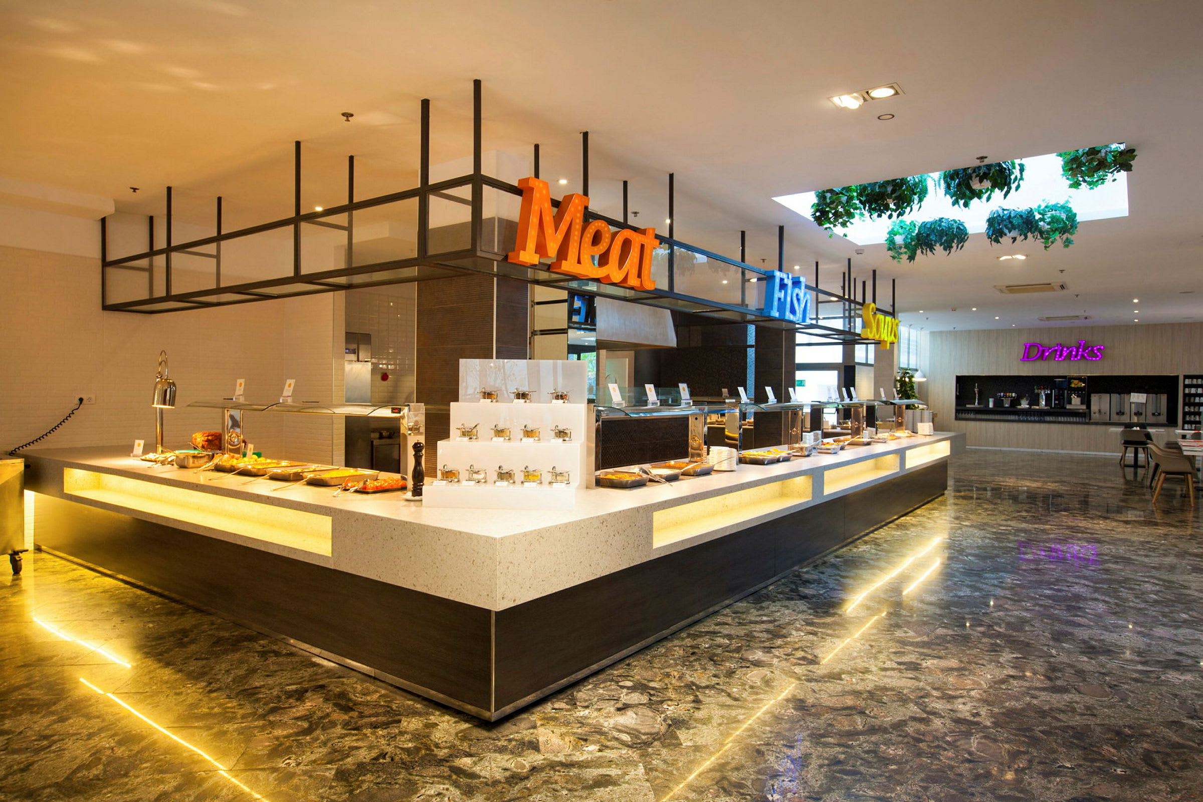 Billede af en moderne buffet med forskellige afdelinger markeret med farvede skilte, herunder kød, fisk, snacks og drikkevarer. (AI-genereret tekst)