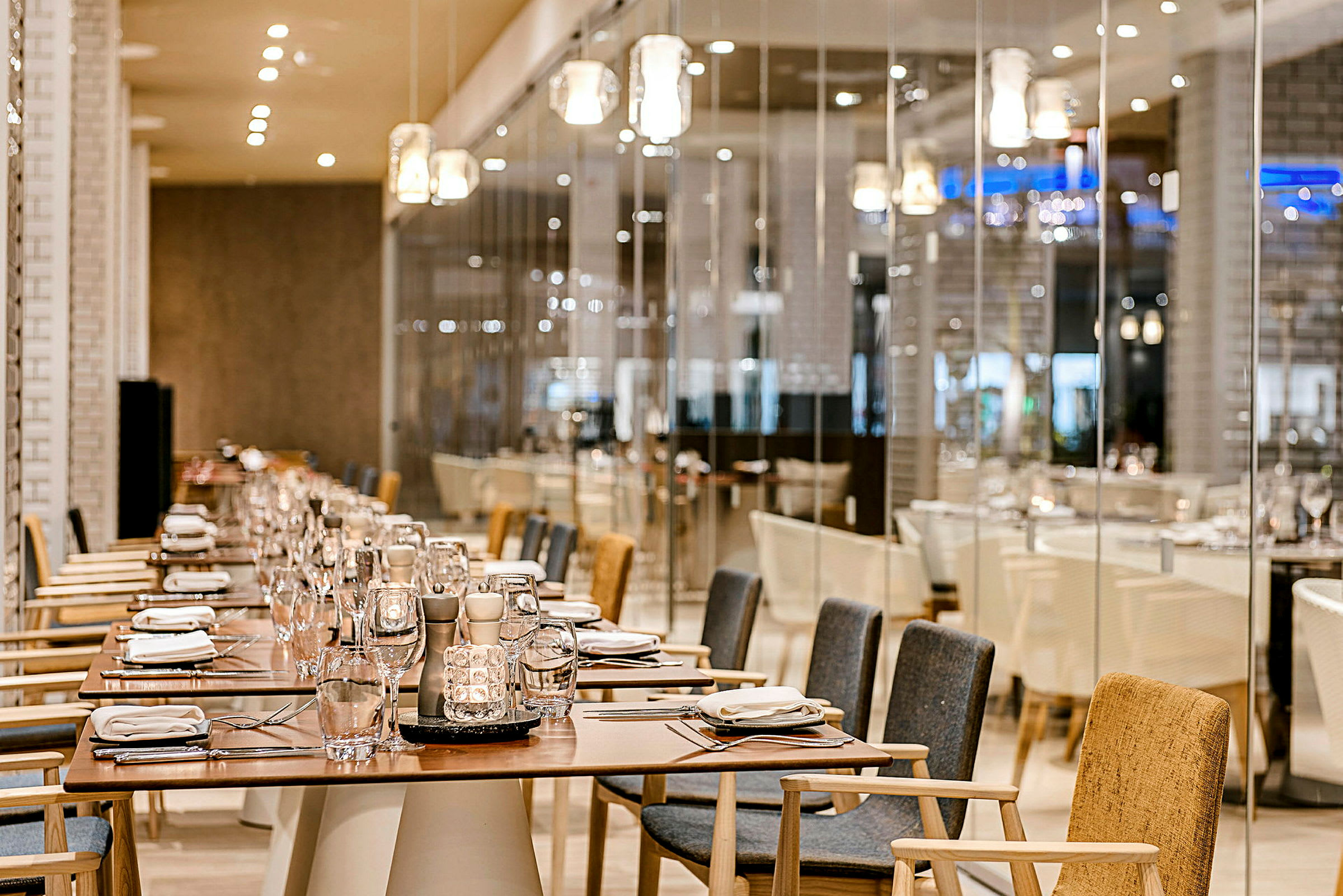 Elegant restaurant med dækkede borde og komfortable stole. (AI-genereret tekst)