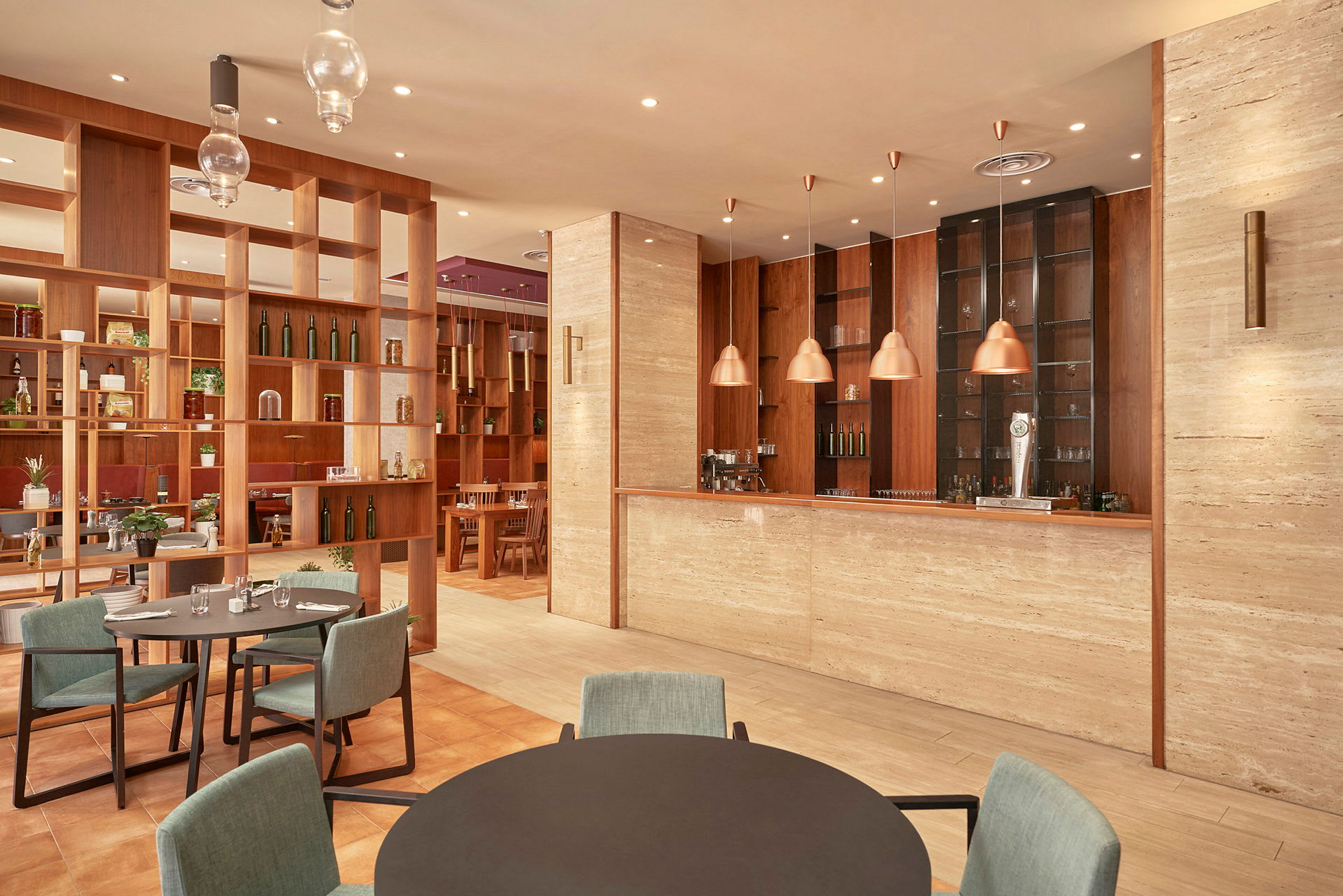 Interiør af en restaurant med moderne indretning, inklusive borde, stole og en bardisk. (AI-genereret tekst)