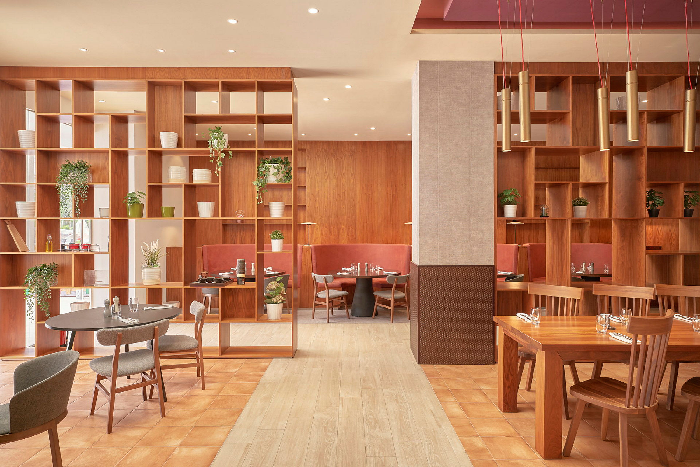 Moderne restaurant med træinteriør og planter. (AI-genereret tekst)
