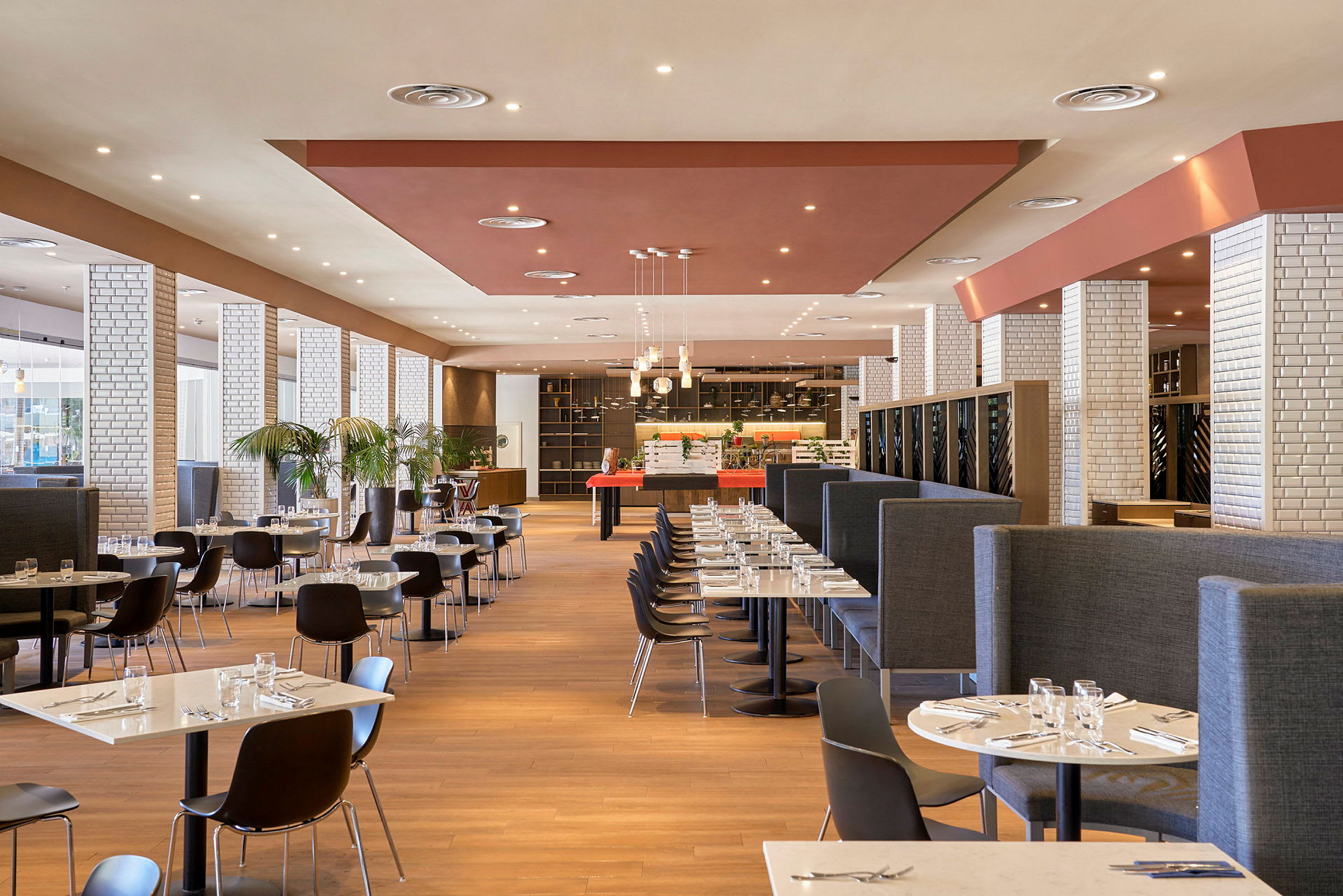 Interiør af en moderne restaurant med borde og siddepladser. (AI-genereret tekst)