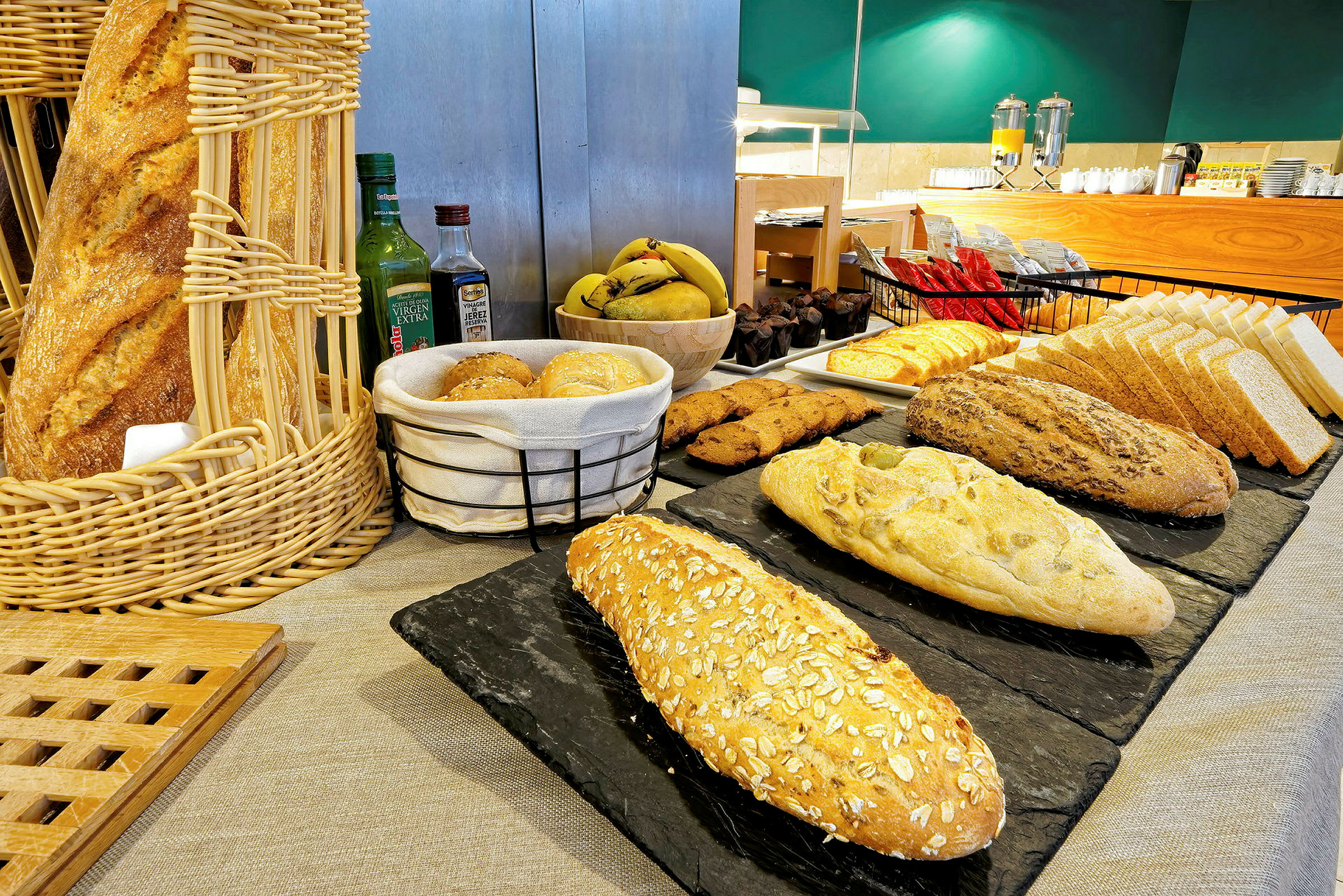 Buffetbord med forskellige slags brød og tilbehør. (AI-genereret tekst)