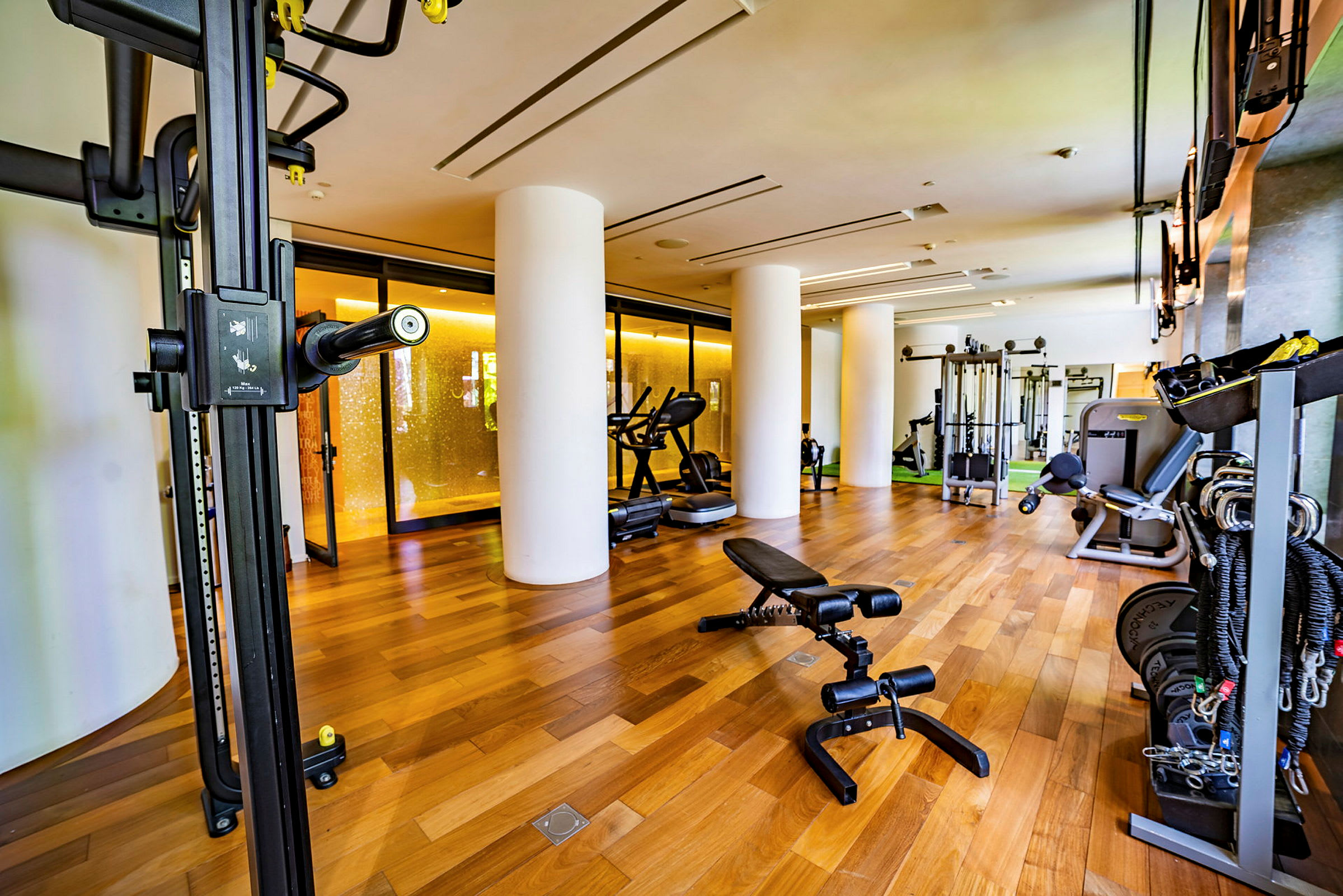 Et moderne fitnesscenter med fitnessudstyr og træningsmaskiner. (AI-genereret tekst)
