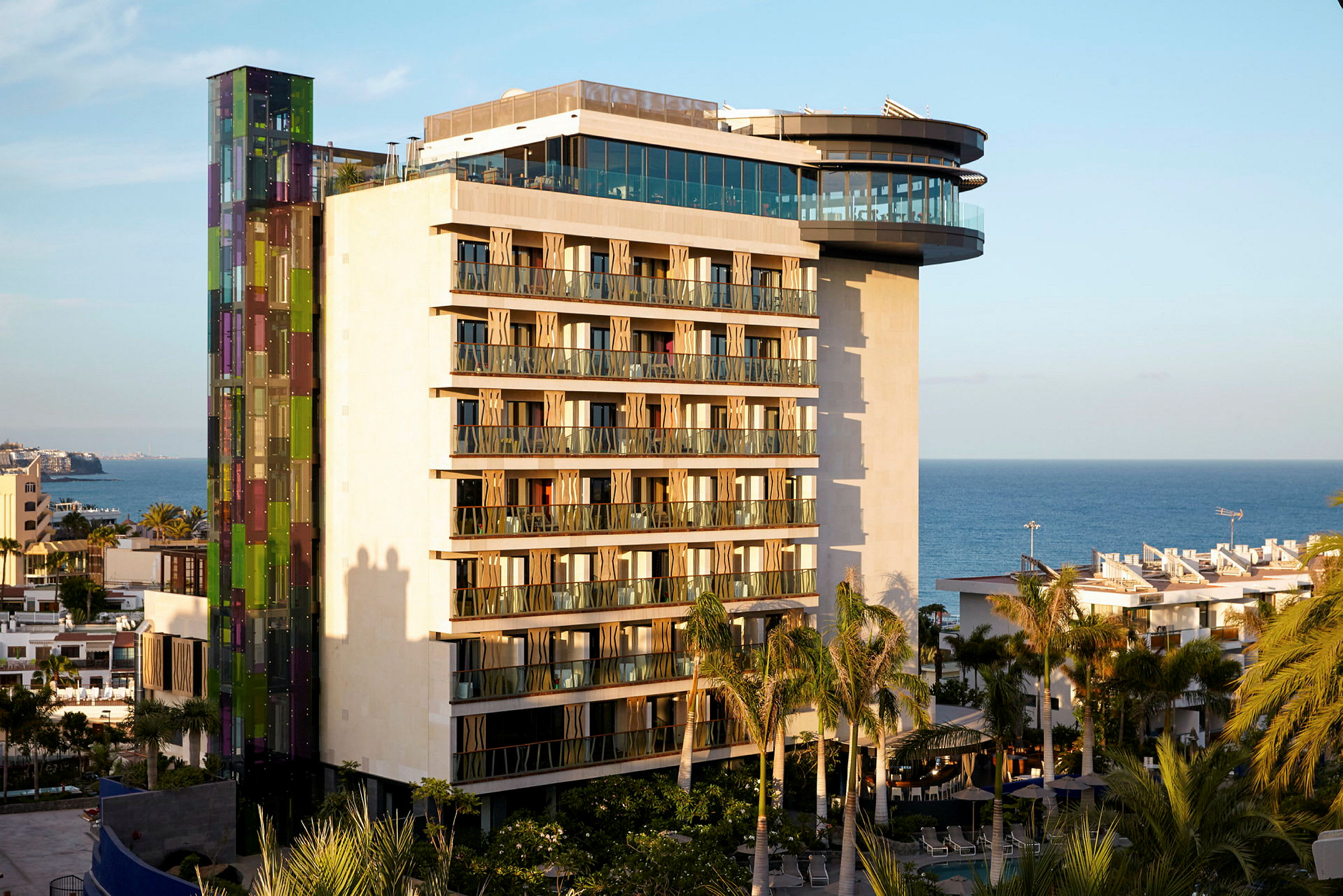 Moderne hotelbygning med havet i baggrunden. (AI-genereret tekst)