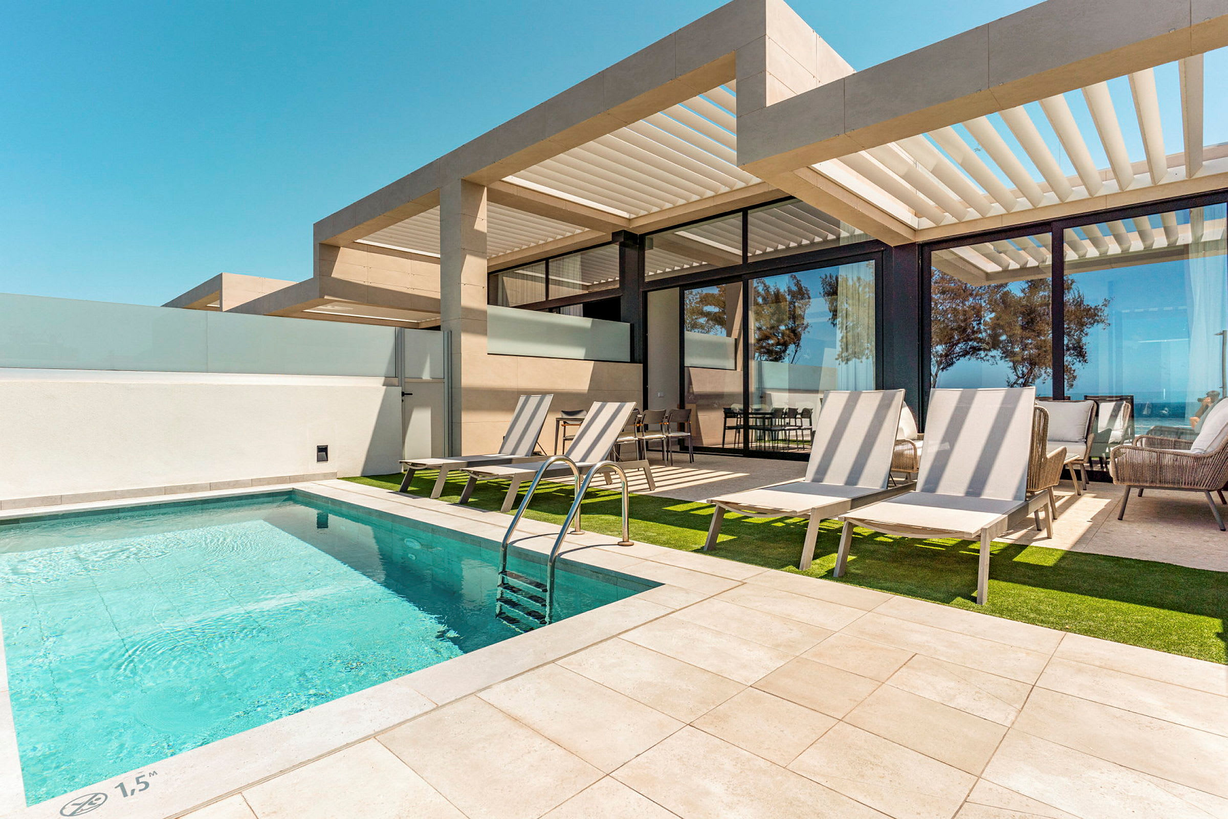 Billede af en moderne terrasse med private solvogne og en pool. (AI-genereret tekst)
