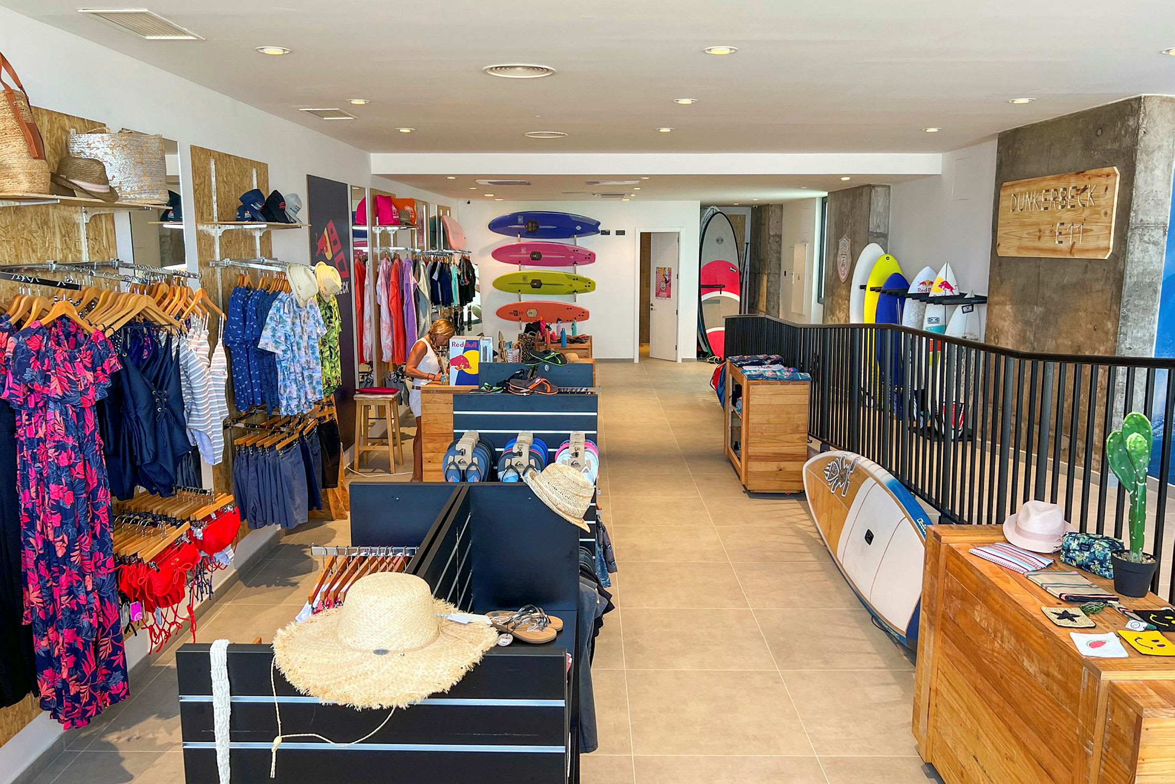En butik med badetøj, surfbrætter og strandtilbehør. (AI-genereret tekst)