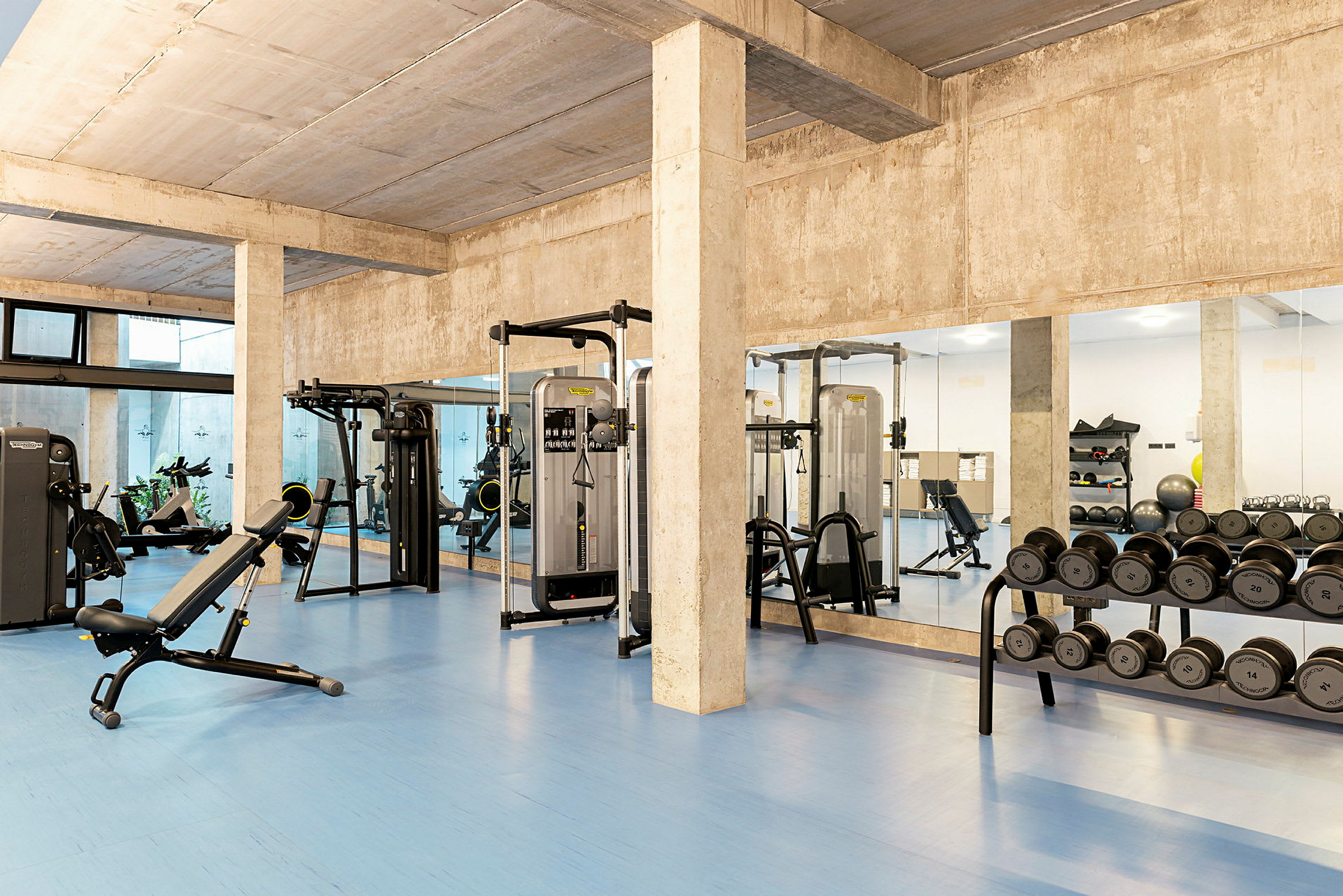 Et fitnesscenter med træningsudstyr og vægte. (AI-genereret tekst)