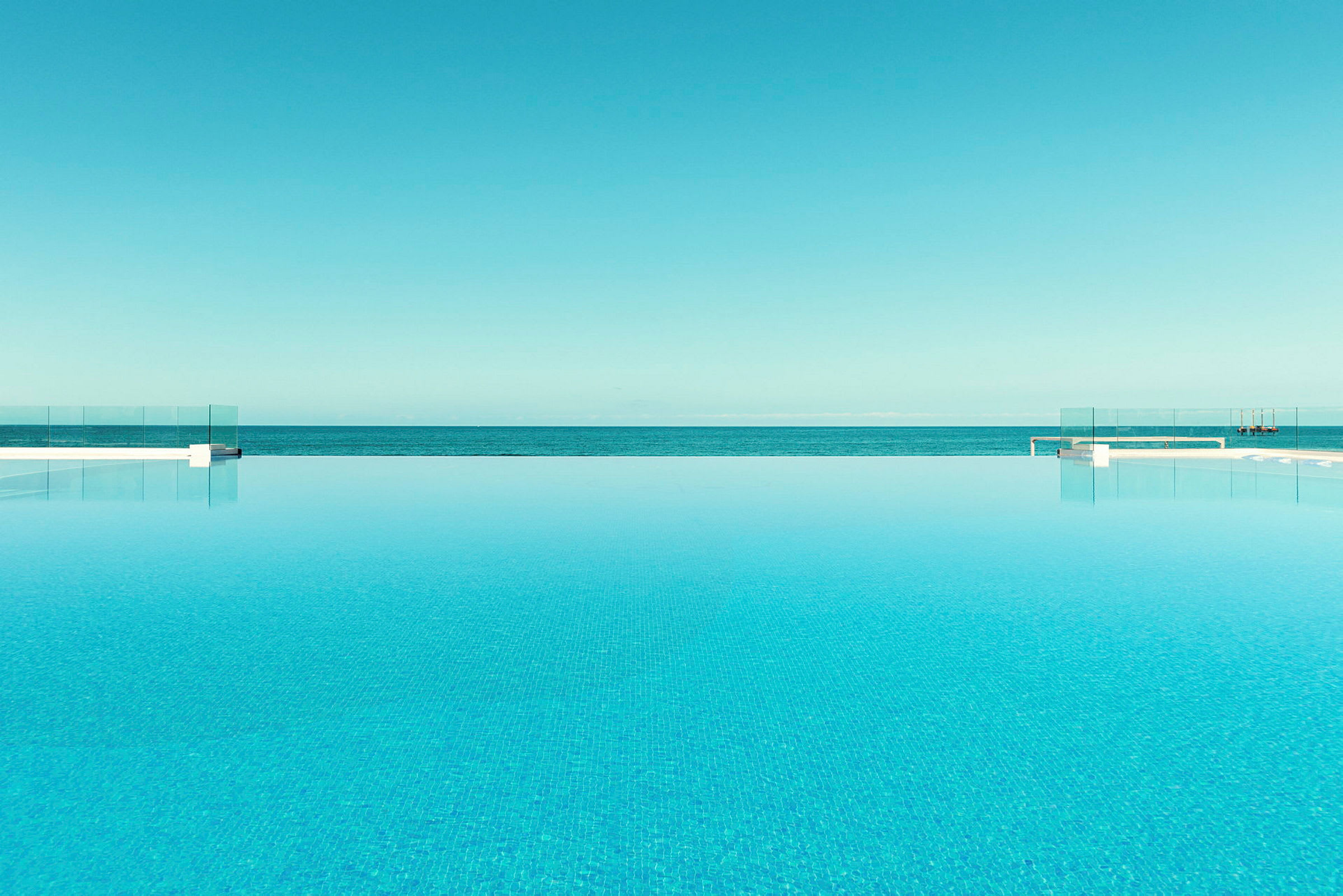 En infinitypool med havet i baggrunden. (AI-genereret tekst)