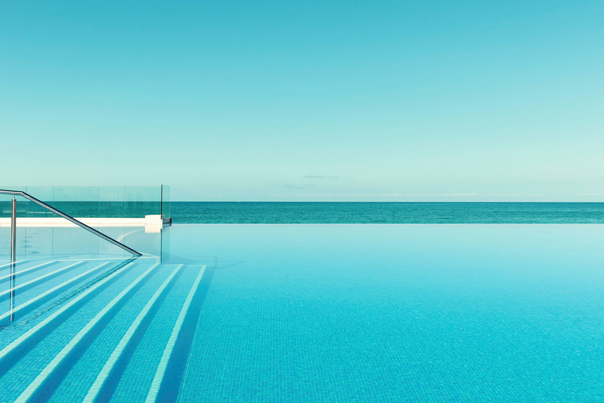 En infinitypool med udsigt over havet. (AI-genereret tekst)