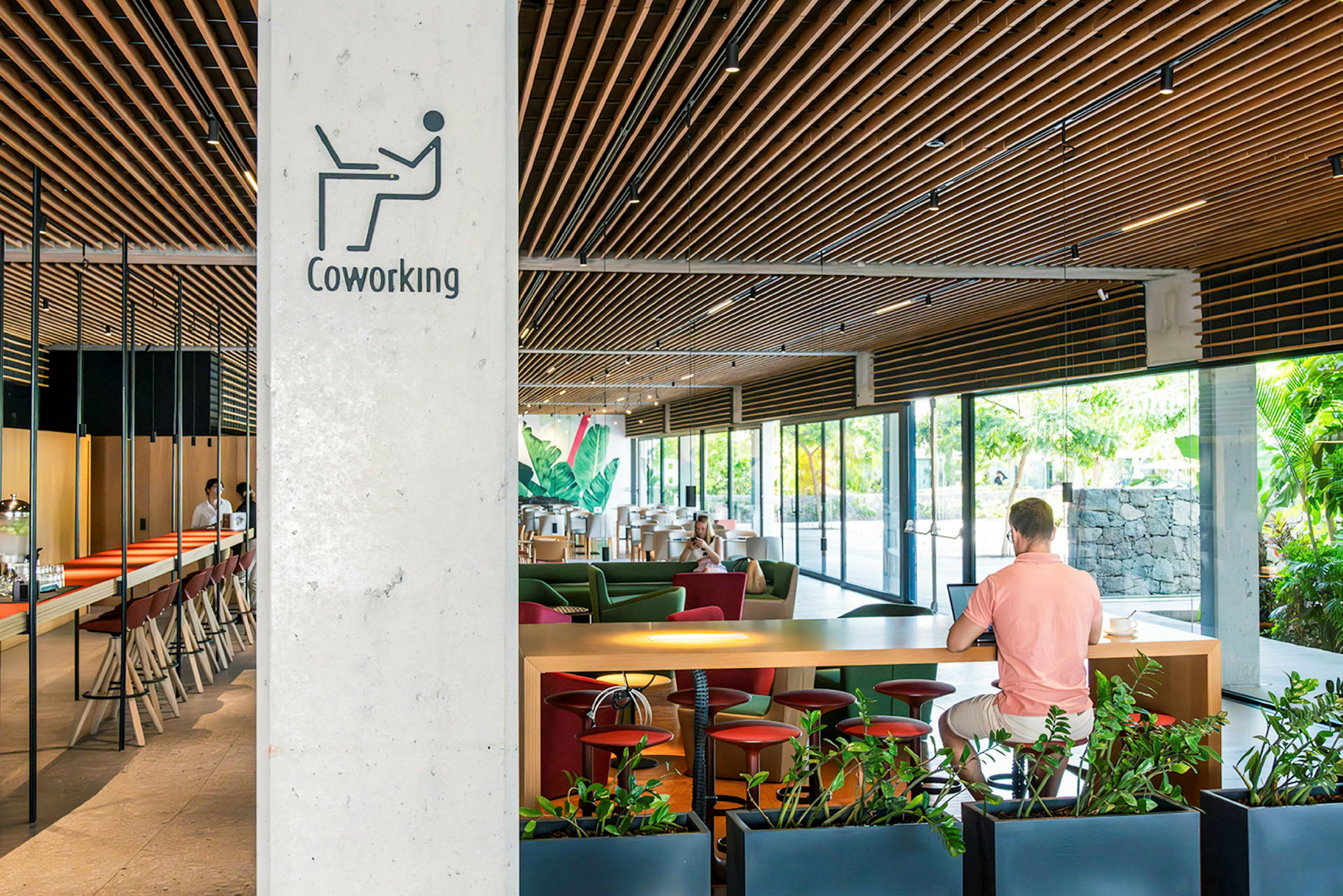 Interiør af et moderne fælles arbejdsområde med siddepladser og bærbar computer. (AI-genereret tekst)
