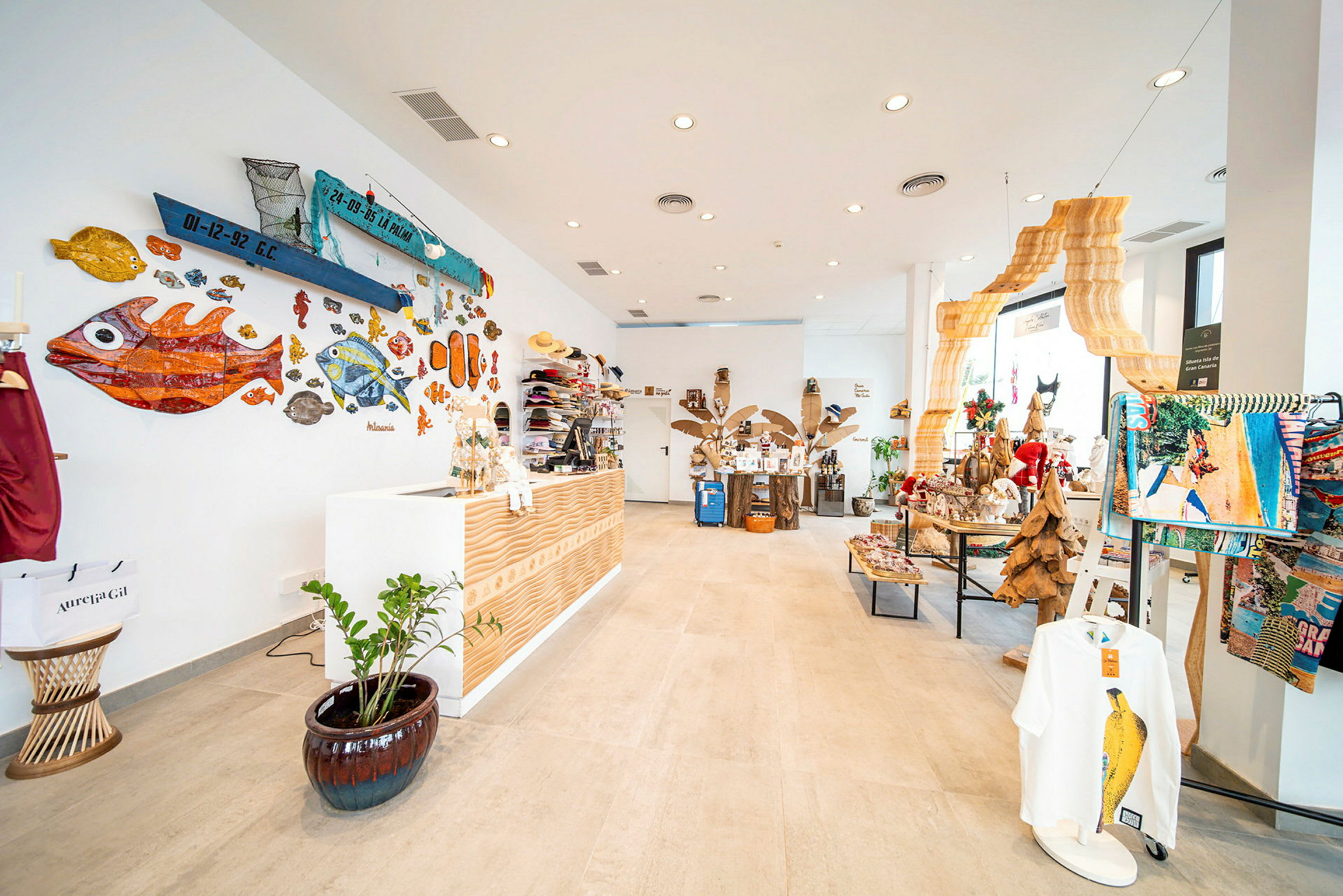 Interiørbillede af en butik med dekorative genstande og kunst på væggene. (AI-genereret tekst)