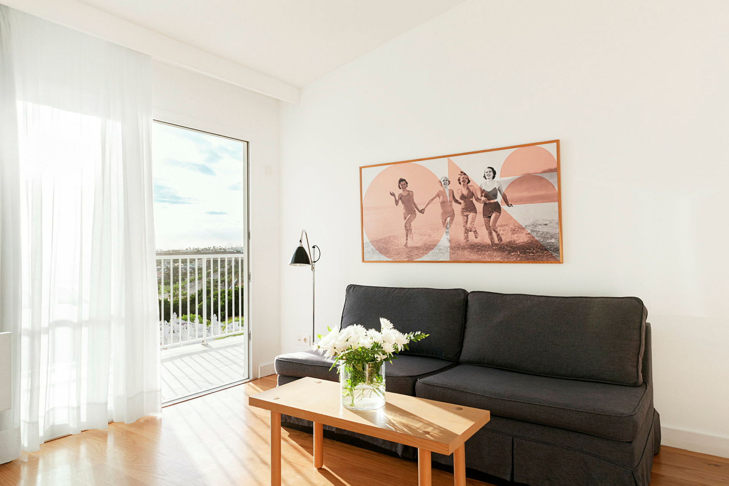 En stue med en sofa, et sofabord og et billede på væggen. (AI-genereret tekst)