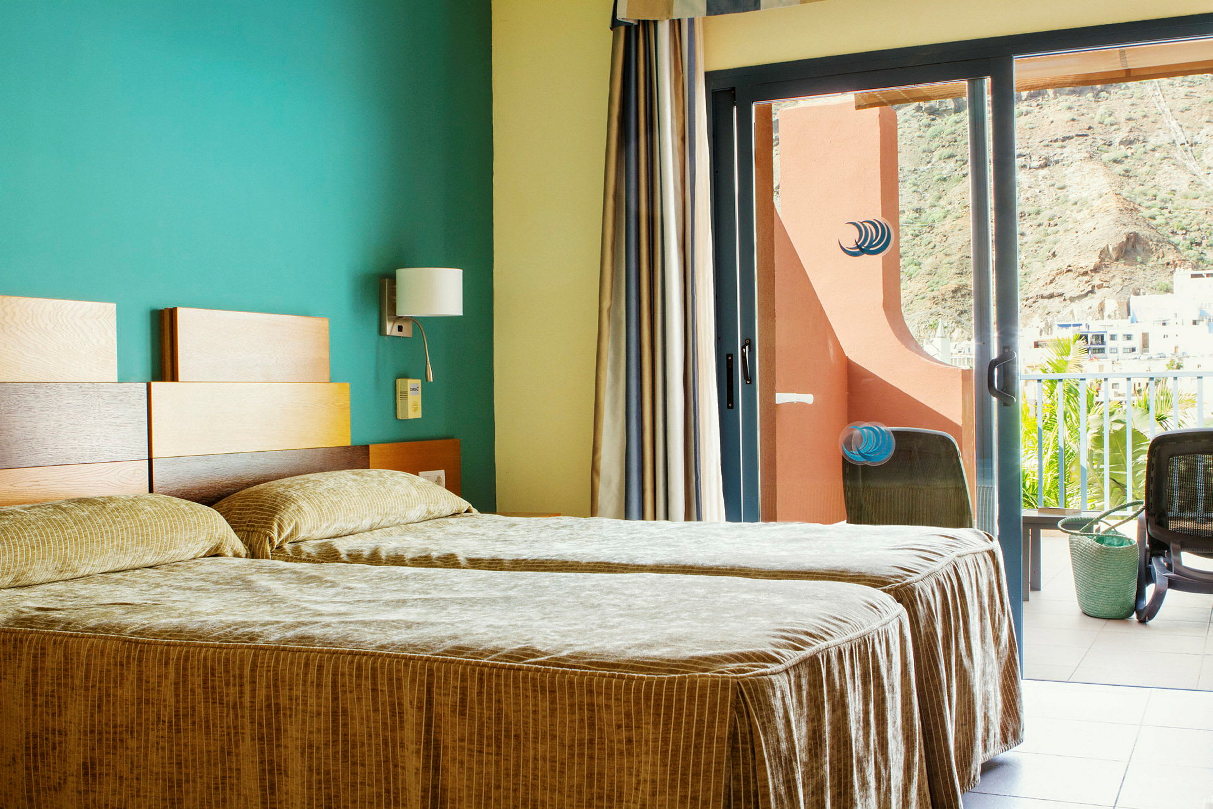 Hotelværelse med to enkeltsenge og en balkon med udsigt. (AI-genereret tekst)