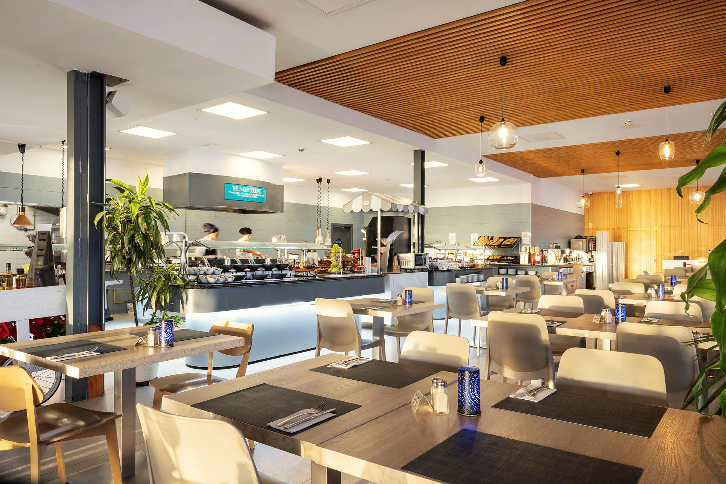 Interiør af en restaurant med moderne indretning og et serveringsområde. (AI-genereret tekst)