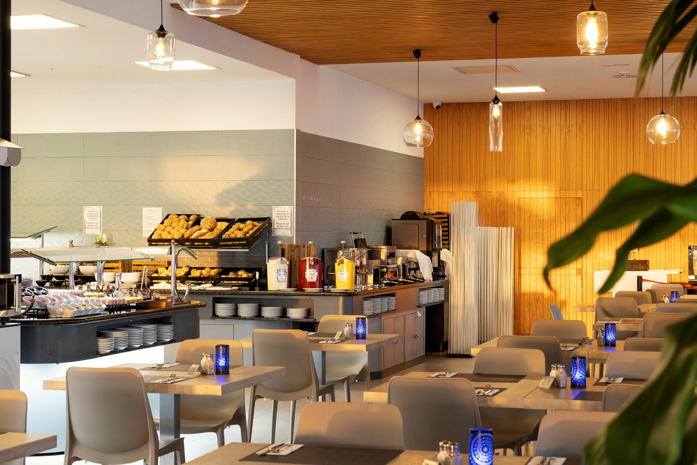 Et moderne hotelmorgenmadområde med opstilling af brød og drikkevarer. (AI-genereret tekst)
