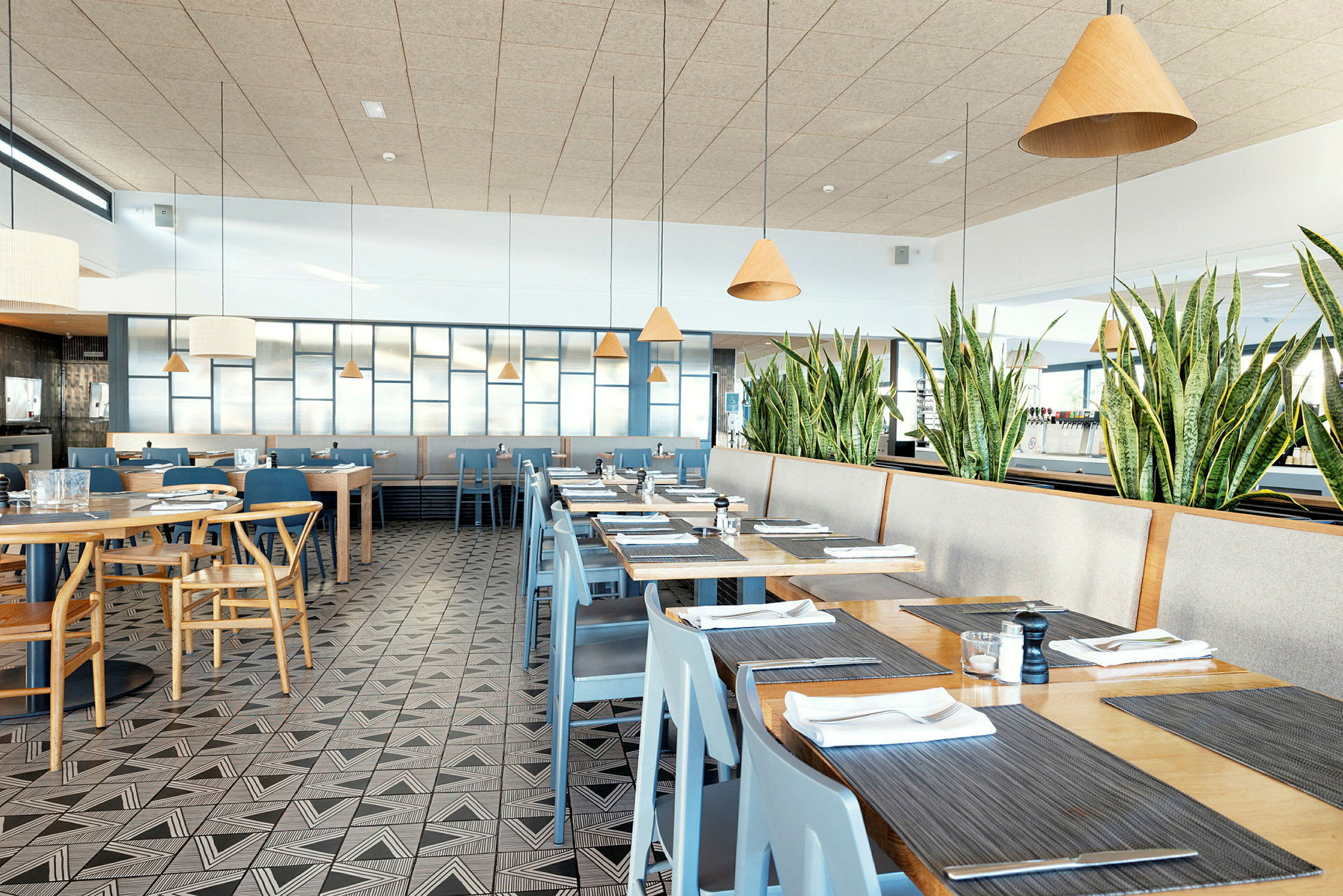 Billede af en restaurant med moderne møbler. (AI-genereret tekst)