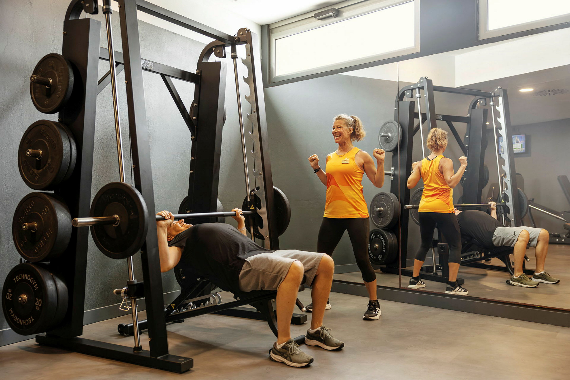 Personer udfører styrketræning med fitnessudstyr. (AI-genereret tekst)