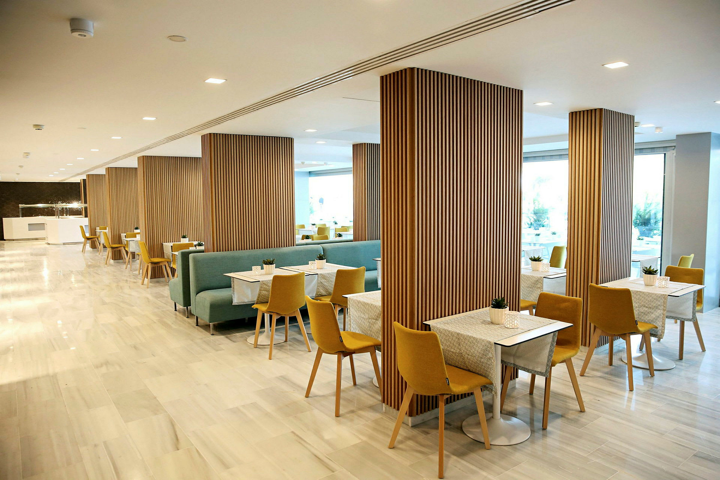 Moderne restaurant med borde og stole. (AI-genereret tekst)