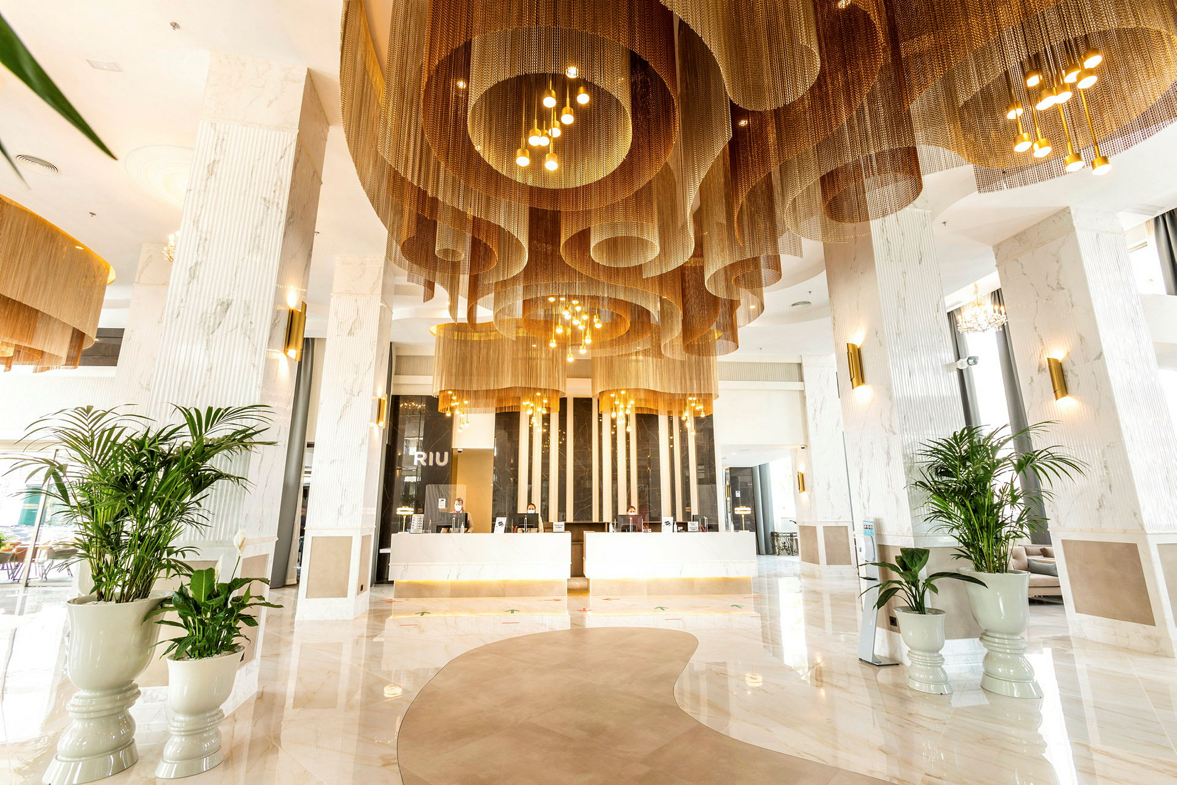 Hotellobby med elegant loftdekoration og reception. (AI-genereret tekst)
