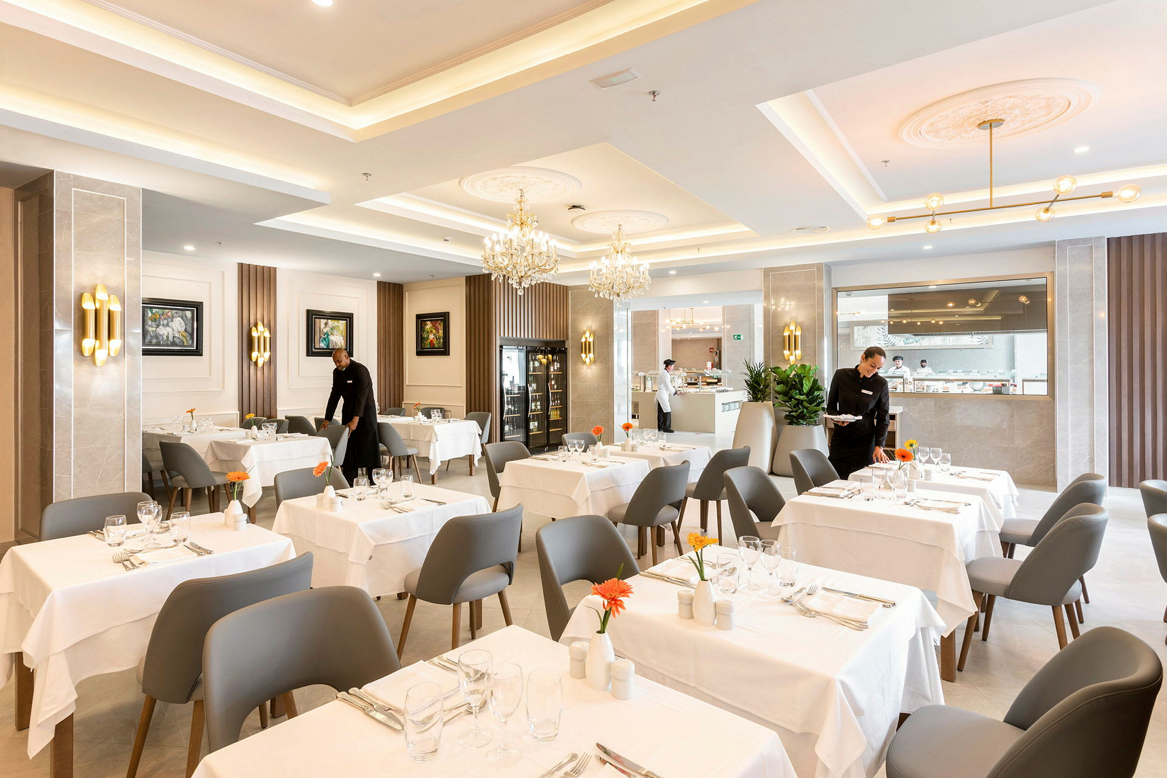En elegant restaurant med dækkede borde og moderne indretning. (AI-genereret tekst)