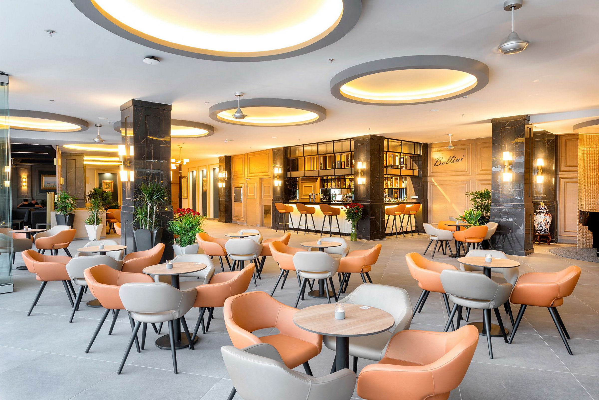 Moderne siddemøbler og borde i lyse farver i en stilfuld hotellobby. (AI-genereret tekst)