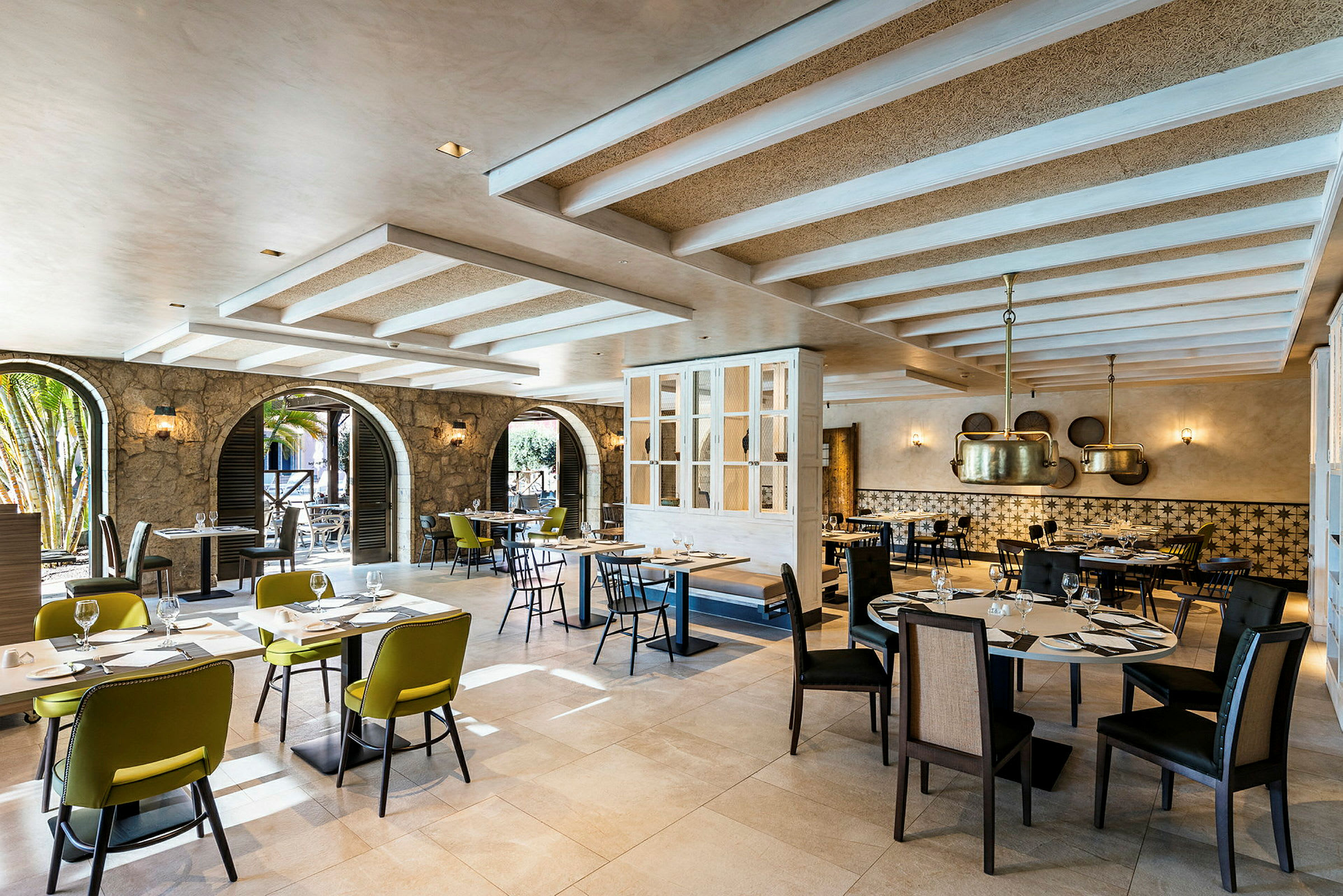 Lys restaurant med moderne møbler og stenmure. (AI-genereret tekst)