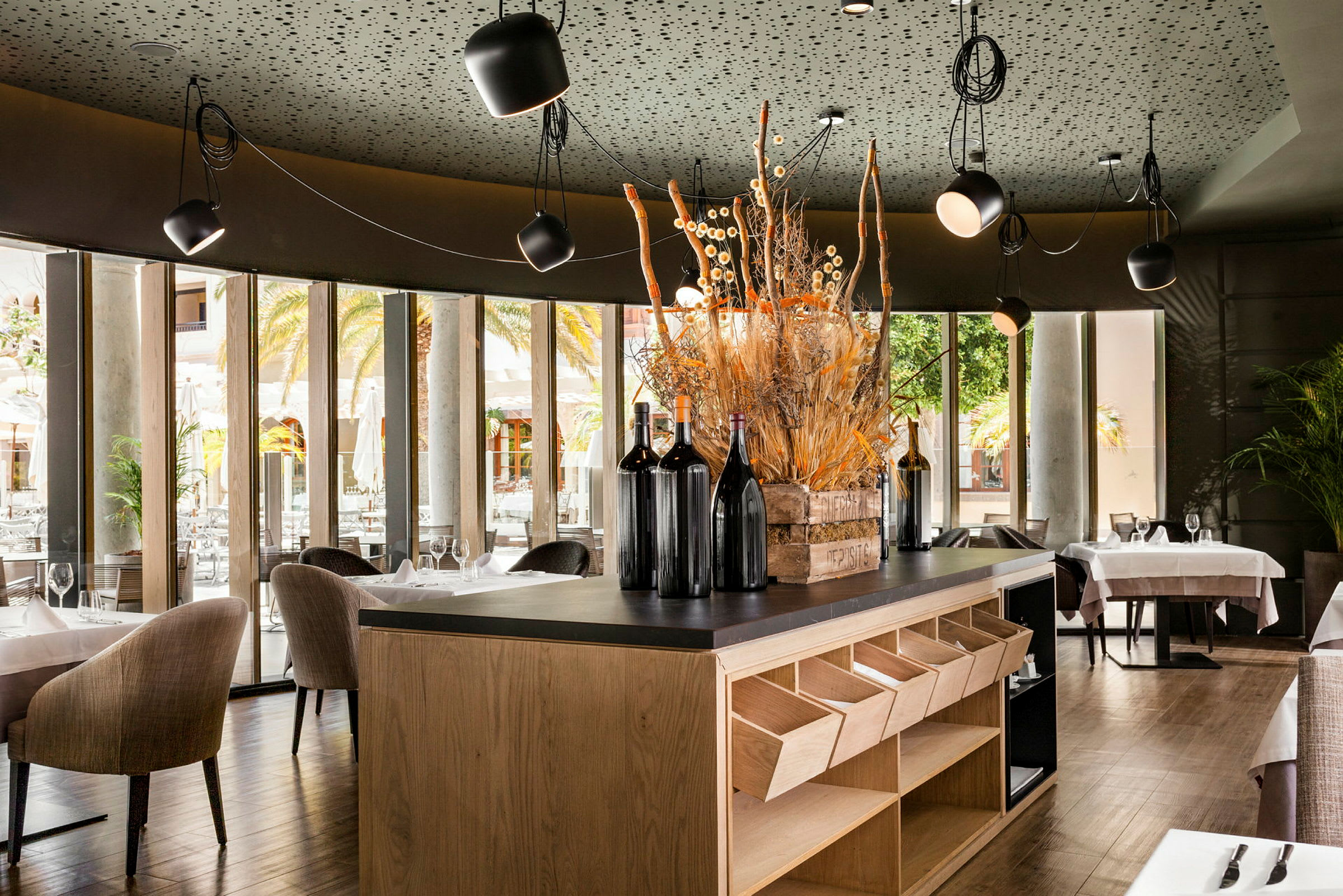 En moderne restaurant med store glasvinduer og en dekoreret bar. (AI-genereret tekst)