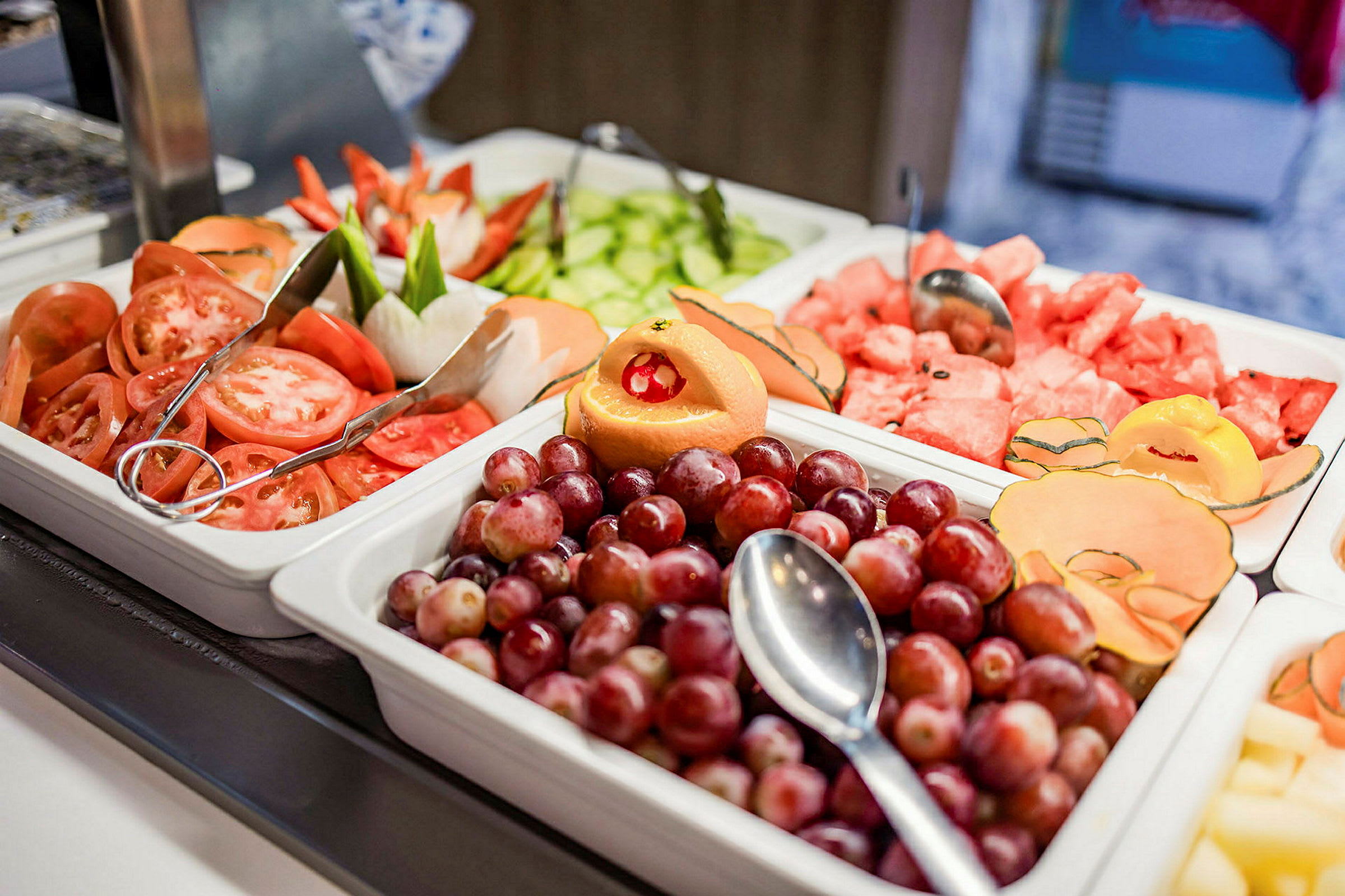 Buffet med frisk frugt og grøntsager. (AI-genereret tekst)