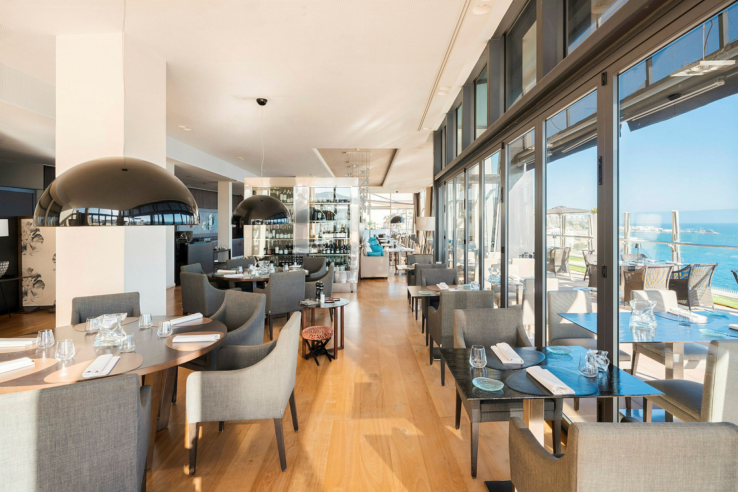En moderne restaurant med udsigt over havet. (AI-genereret tekst)