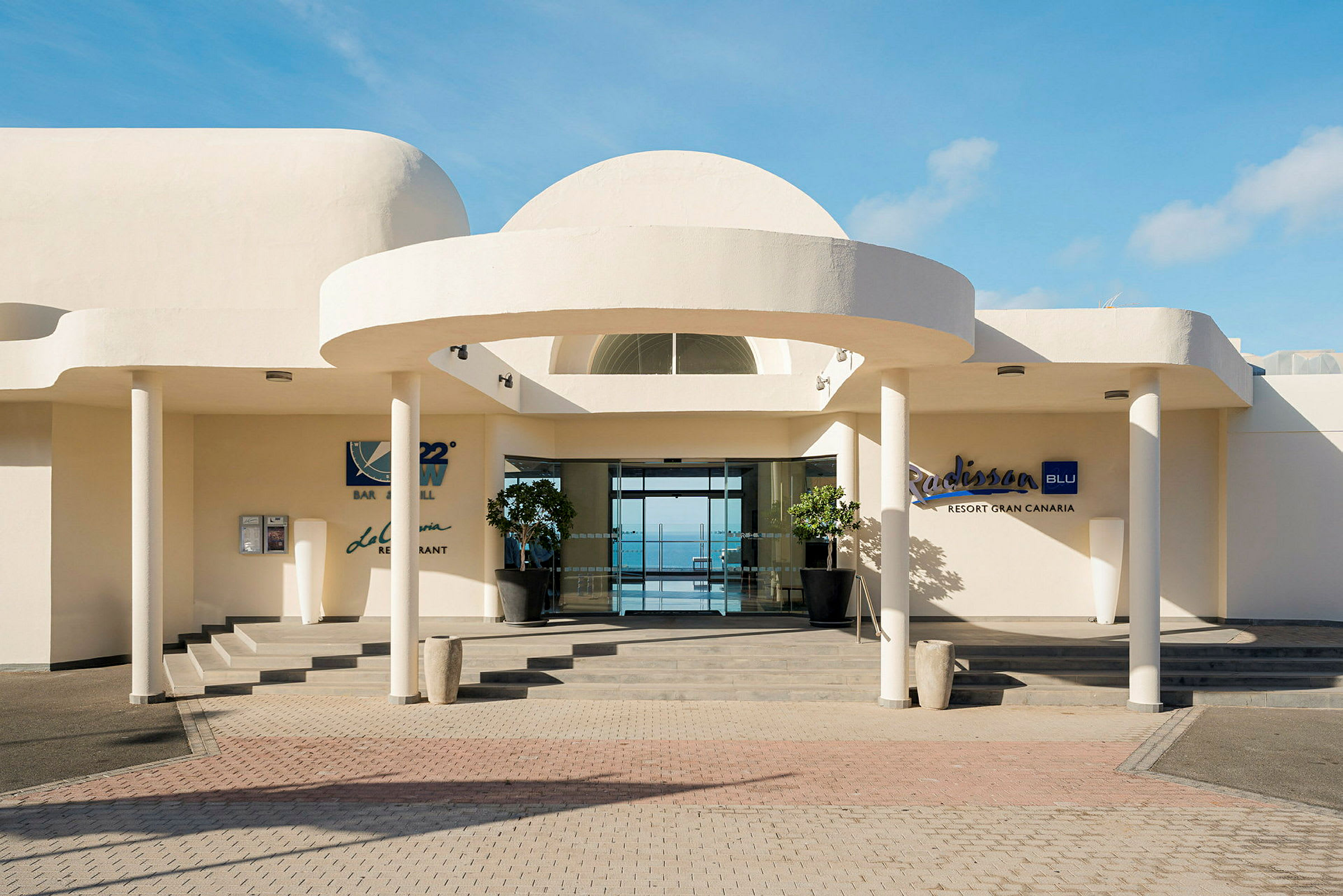 Indgangen til Radisson Blu Resort Gran Canaria. (AI-genereret tekst)