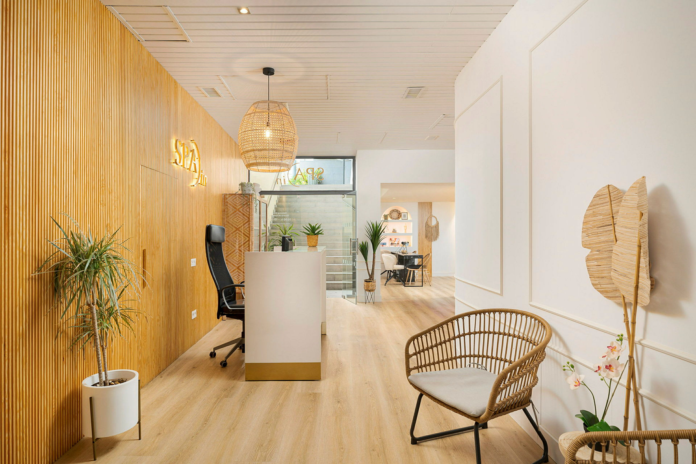 Receptionen på et spa med lyse træelementer og moderne møbler. (AI-genereret tekst)