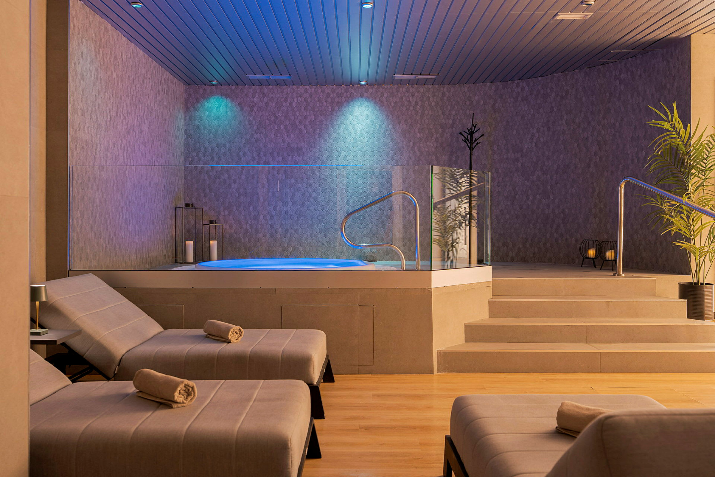 Billede af et spa med jacuzzi og afslappende møbler. (AI-genereret tekst)