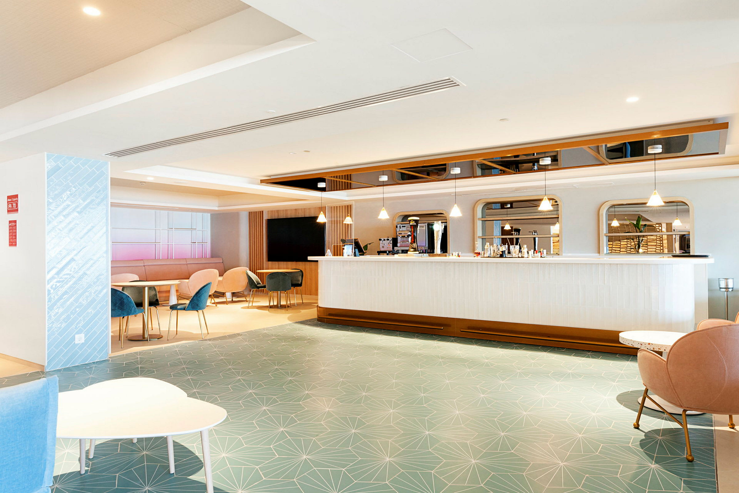 Interiør af en moderne hotelbar med siddepladser og lys indretning. (AI-genereret tekst)