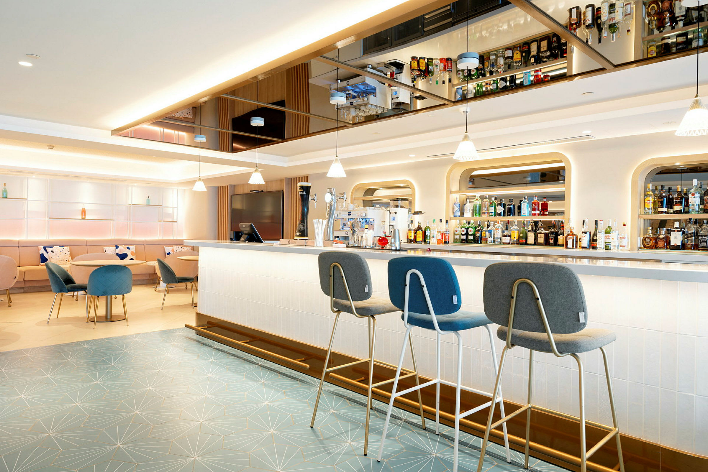 Moderne hotelbar med siddepladser og hylder fyldt med flasker. (AI-genereret tekst)