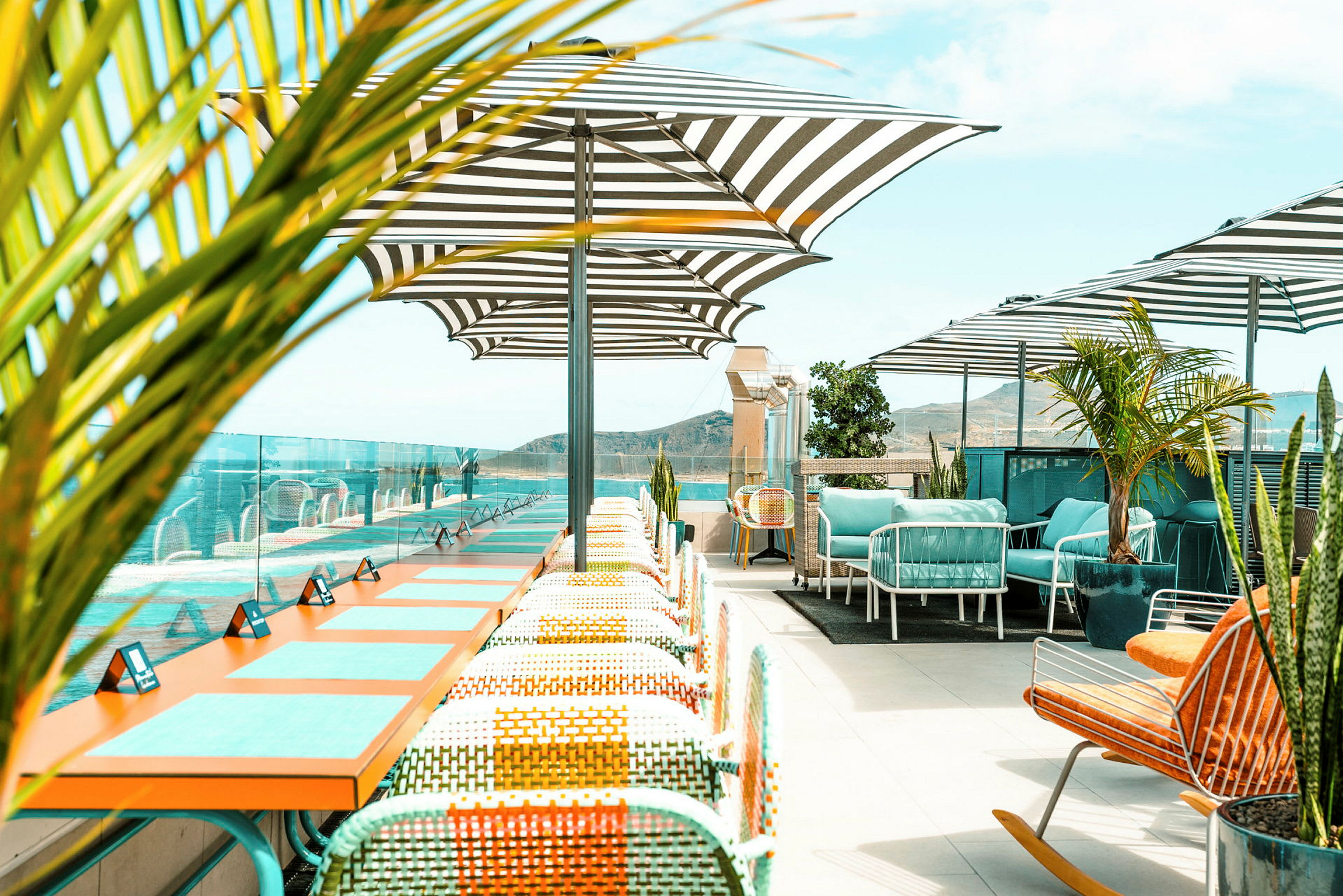 Terrasse med borde, stole og parasoller i dekorativ stil. (AI-genereret tekst)
