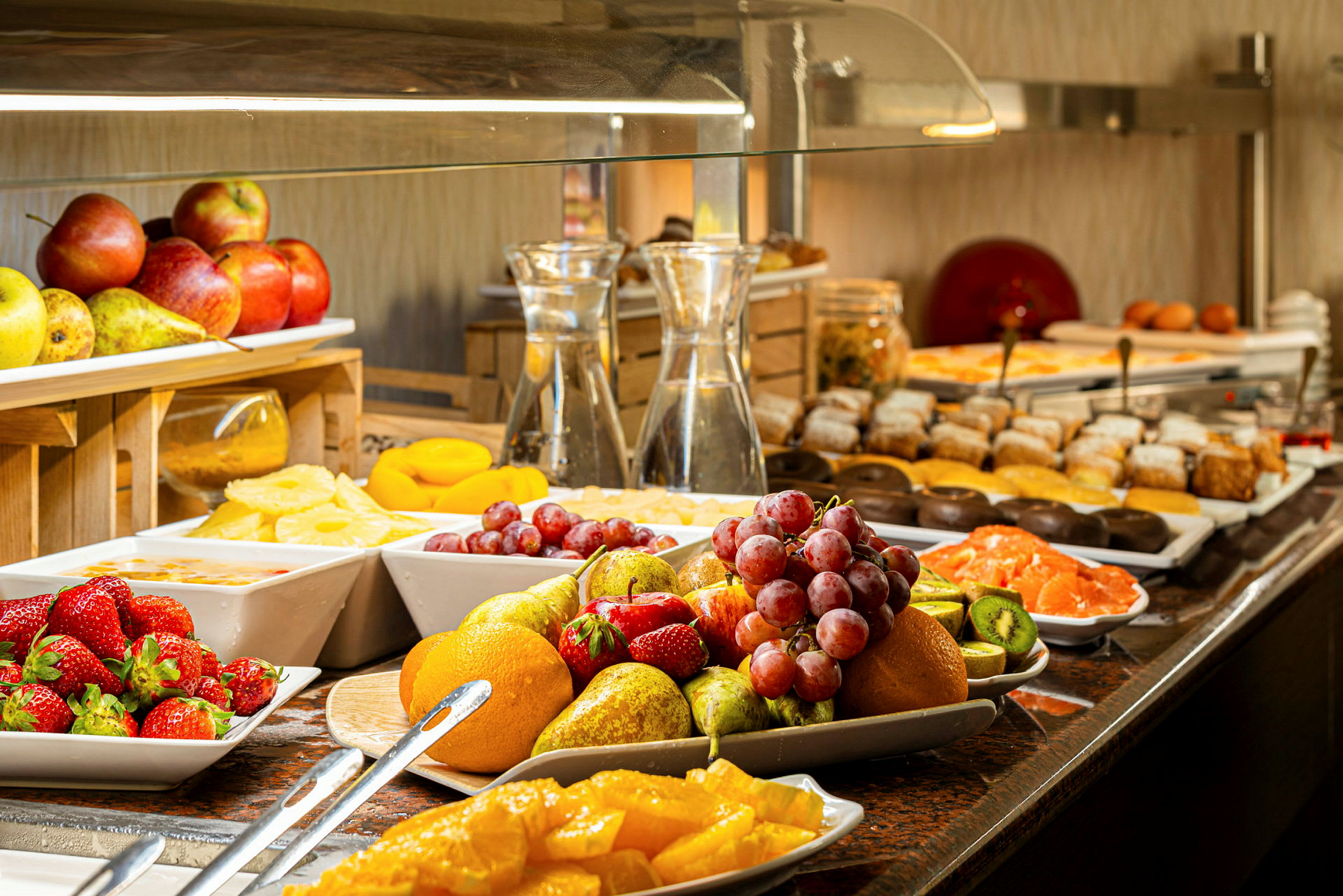 Buffet med forskellige friske frugter og bagværk. (AI-genereret tekst)