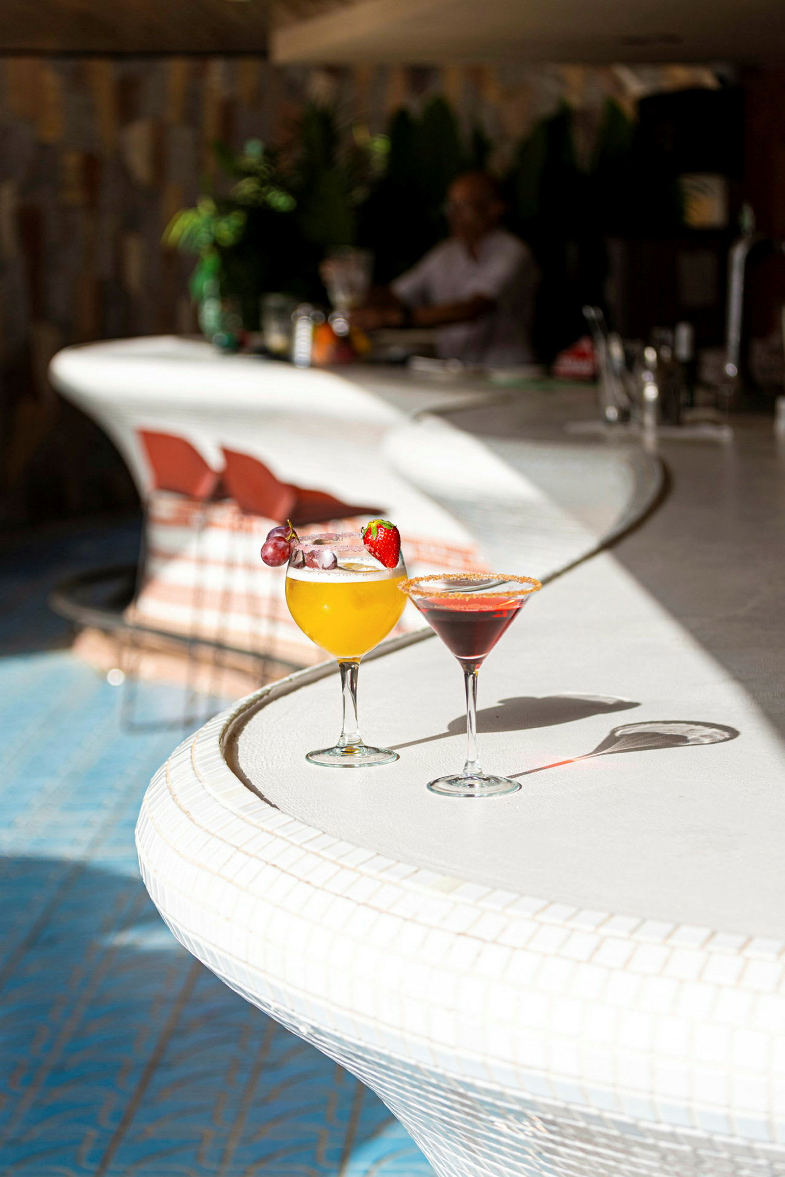 To cocktails står på en hvid bardisk. (AI-genereret tekst)