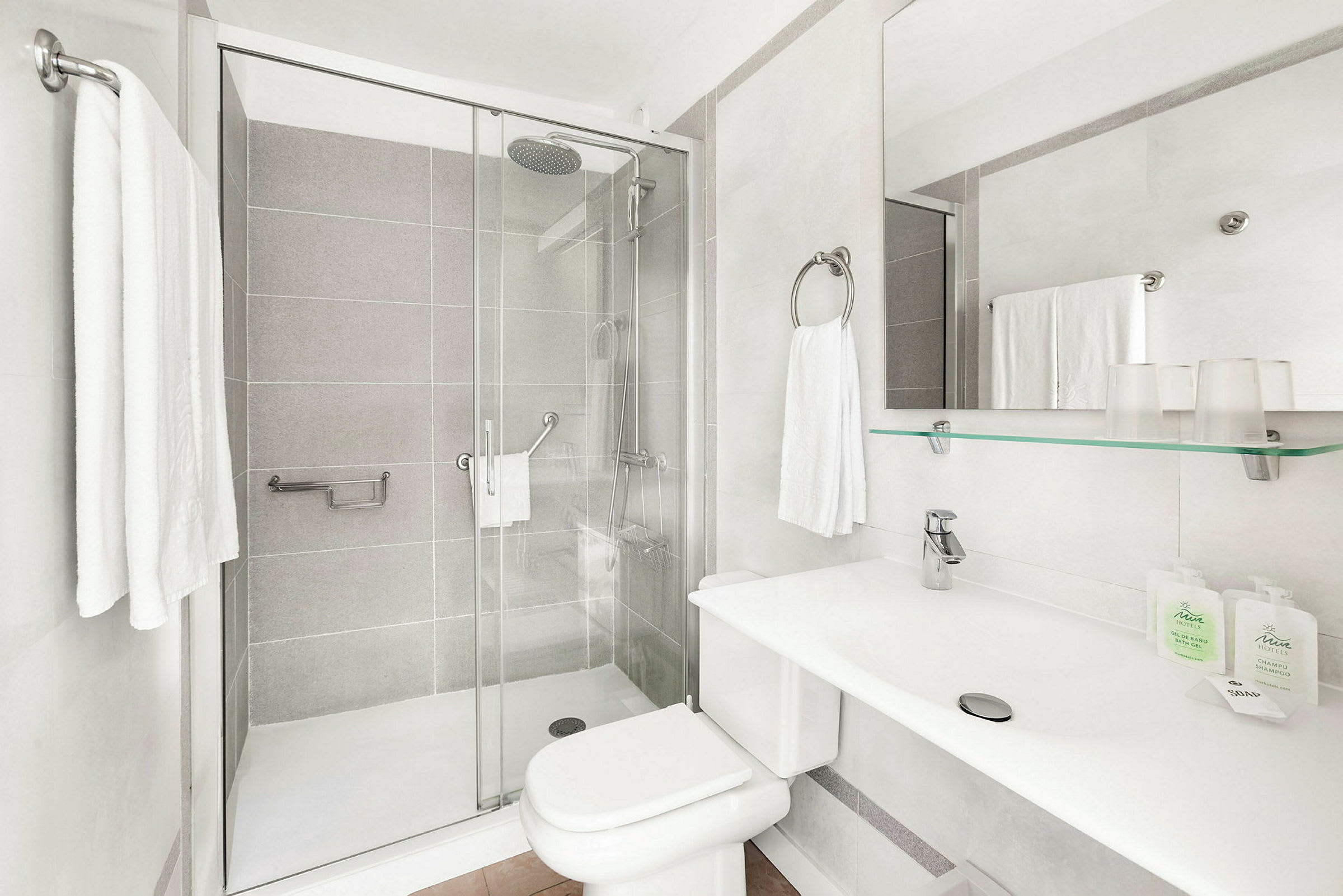 Moderne badeværelse med brusekabine, toilet og håndvask. (AI-genereret tekst)