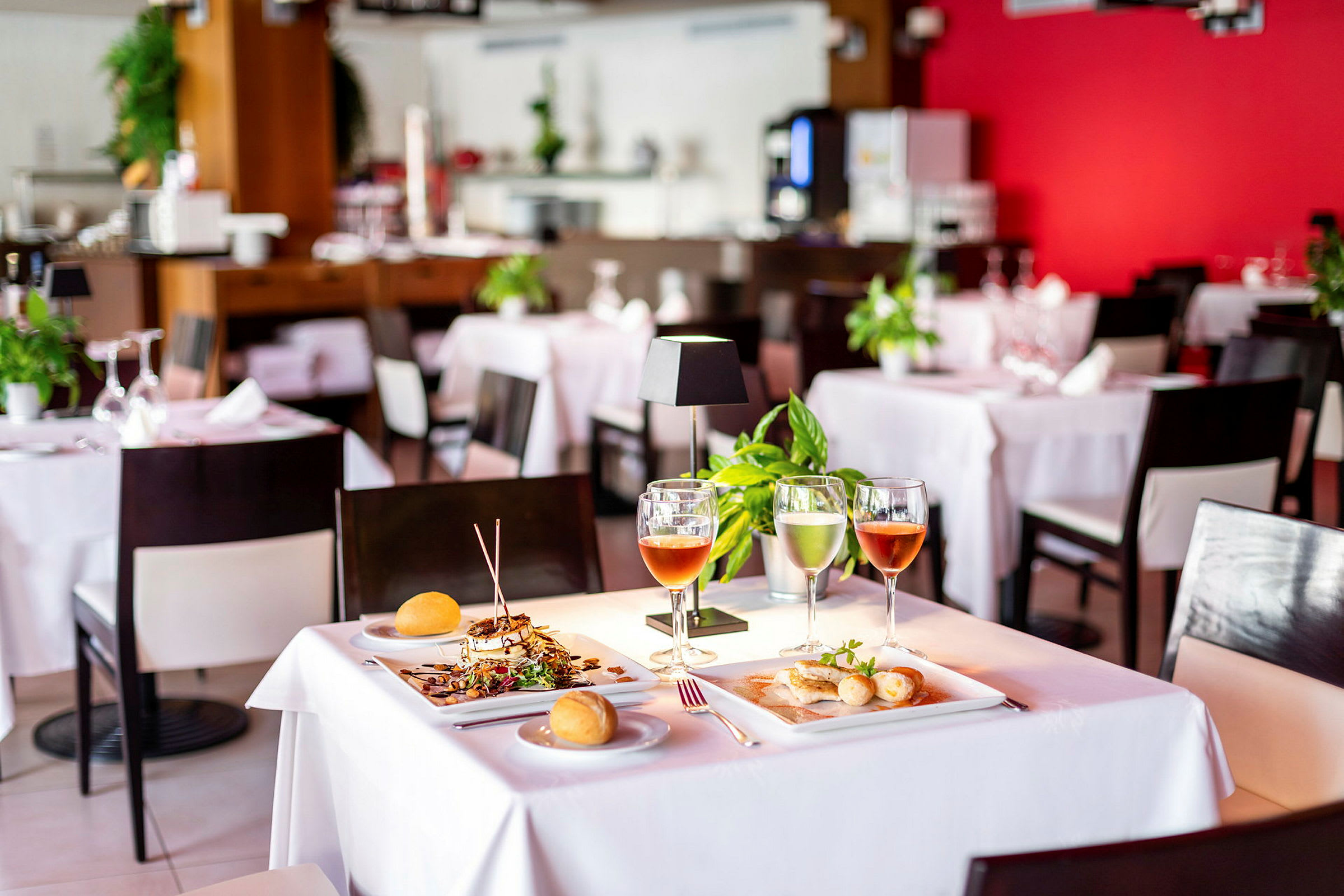 Dækket bord på restaurant med mad og drikke. (AI-genereret tekst)
