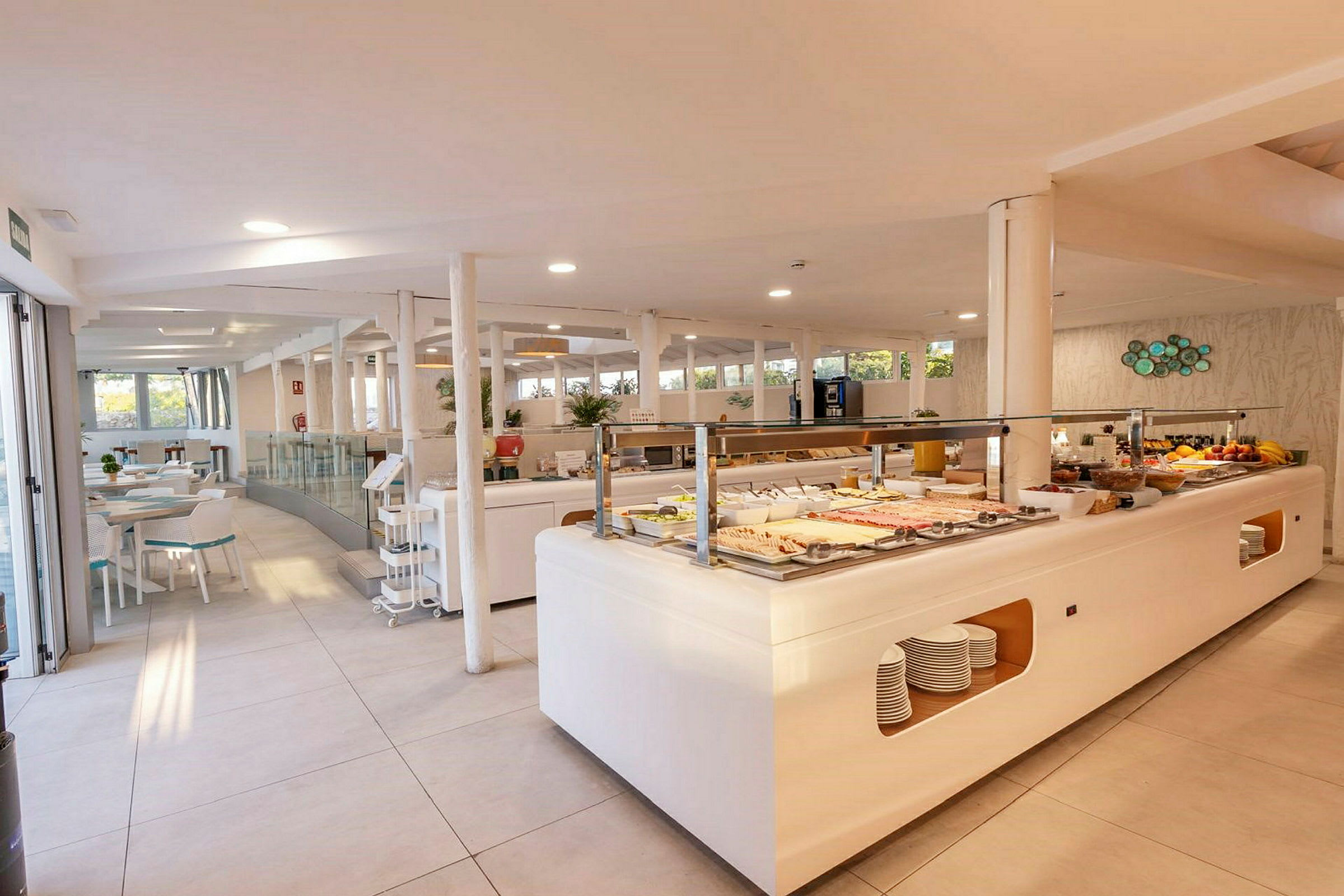 En buffet med mad i en lys restaurant. (AI-genereret tekst)