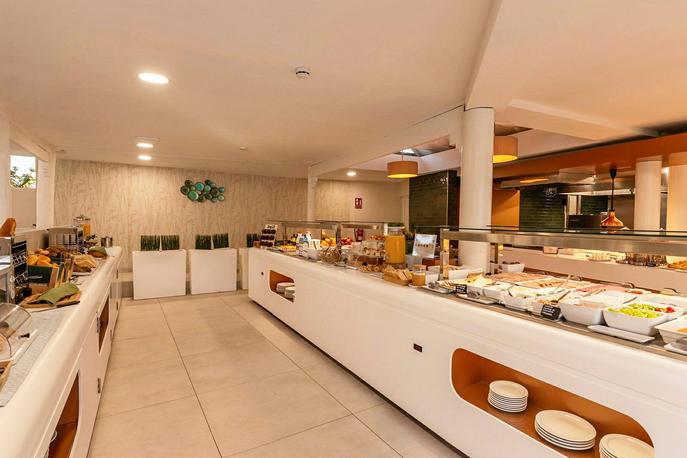 Billede af en moderne buffetstation med mad og drikke. (AI-genereret tekst)