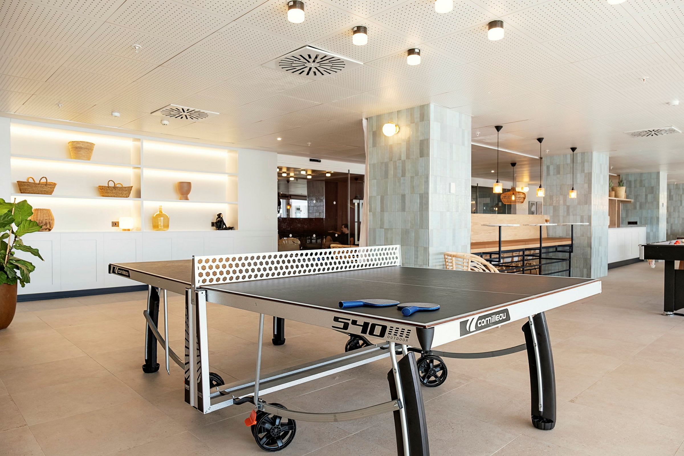 Bordtennisbord i en moderne og lys lokal. (AI-genereret tekst)