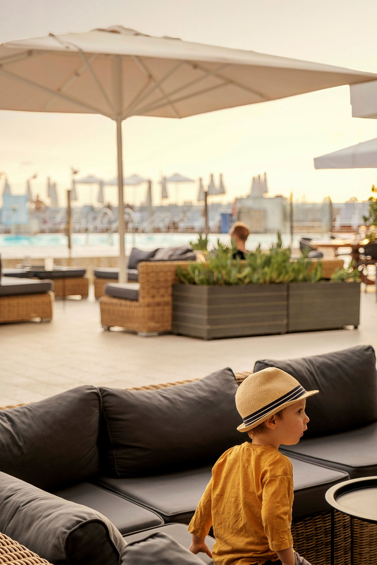 Terrasse med loungemøbler og udsigt til poolområdet. (AI-genereret tekst)