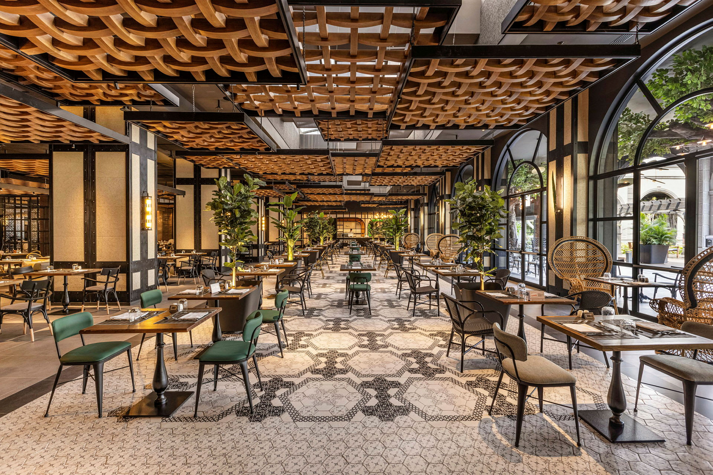 En indbydende restaurant med elegant indretning, borde og stole samt grønne planter som dekoration. (AI-genereret tekst)