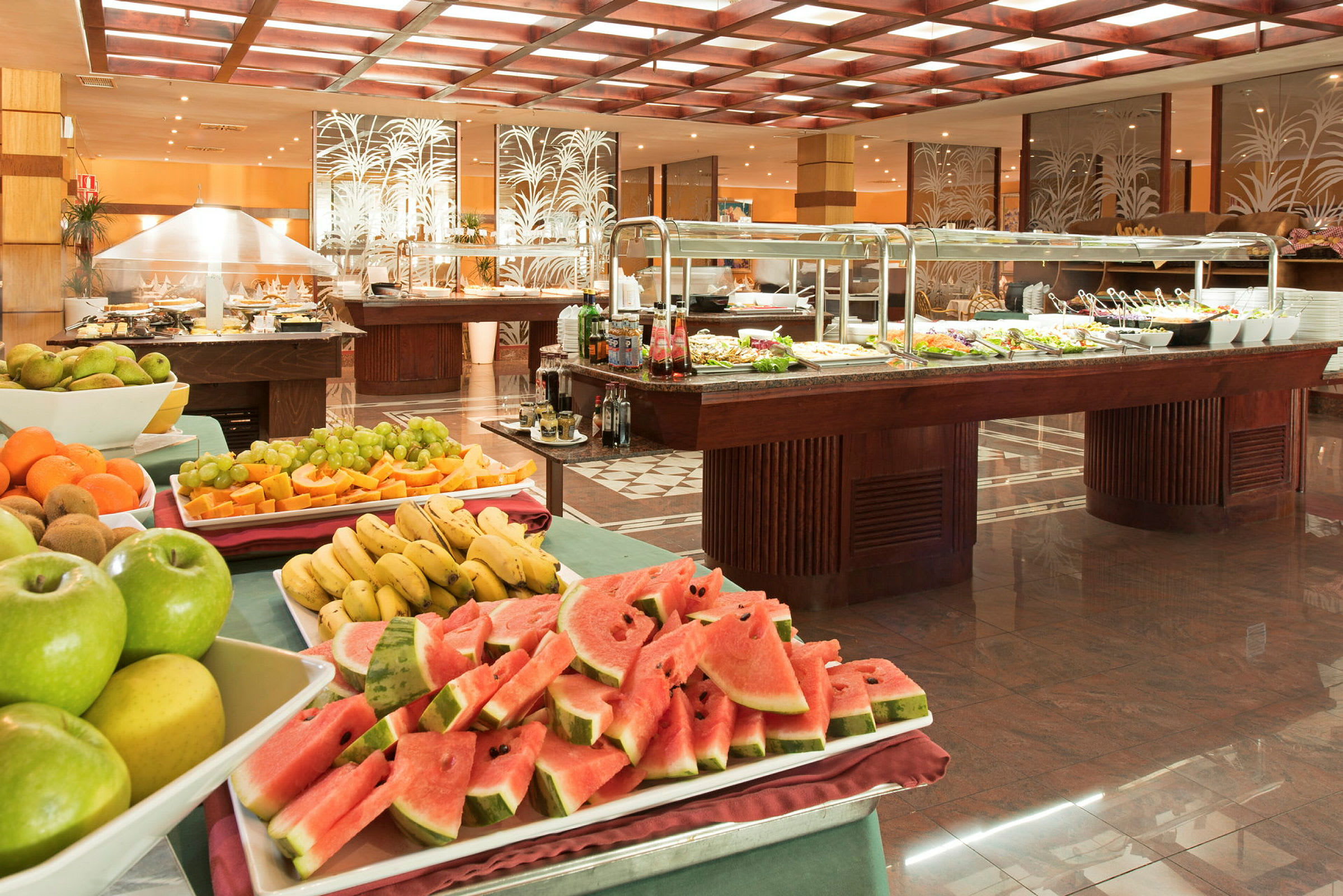 Buffet med frugt og salater. (AI-genereret tekst)