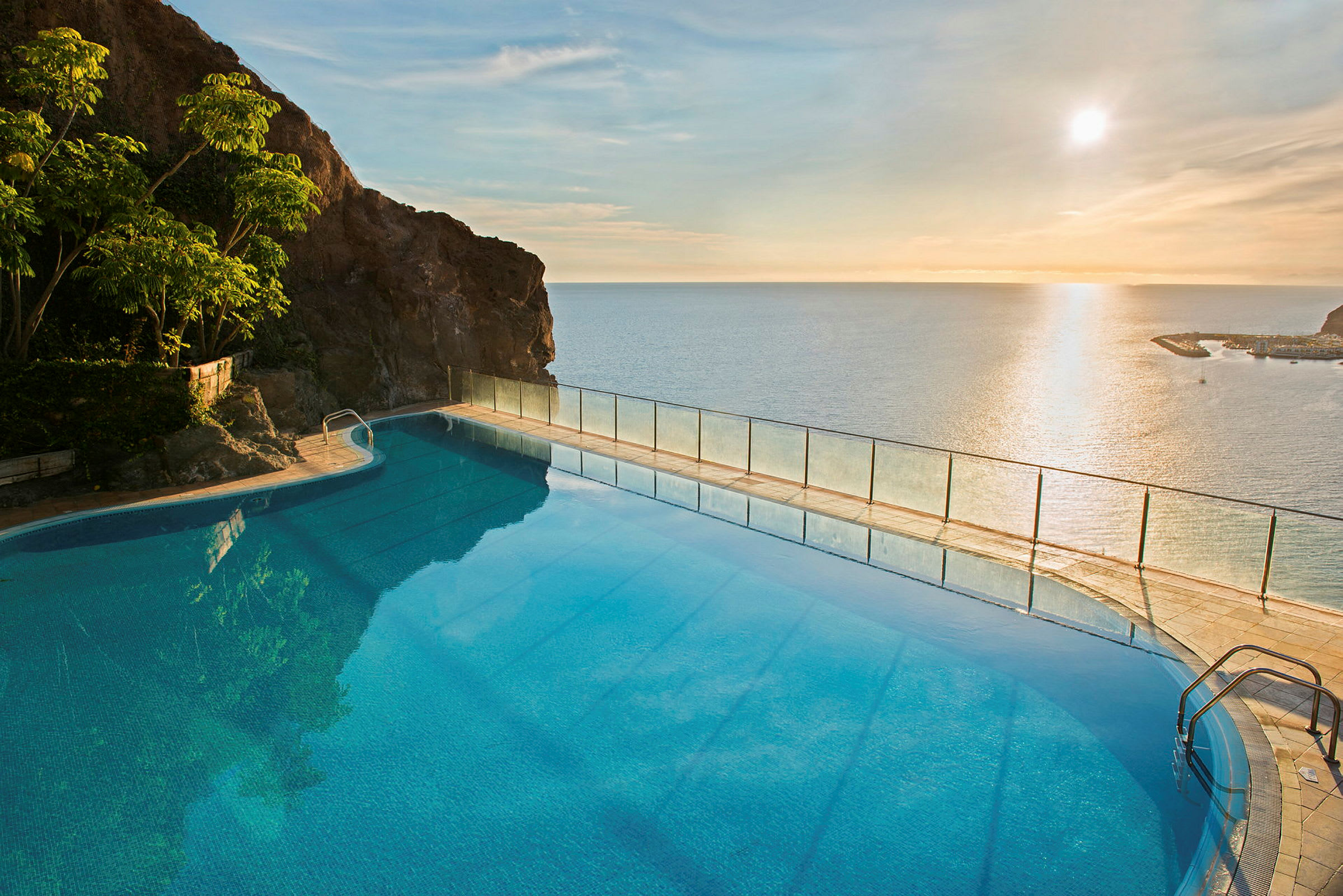 Infinitypool med udsigt over havet ved solnedgang. (AI-genereret tekst)